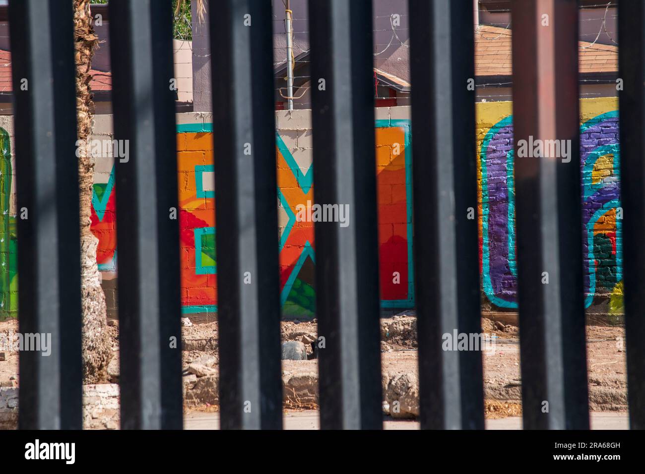 Il muro di confine con il Messico è una grande creazione, come questa parte a Calexico, CA, USA, che separa Mexicali. Foto Stock