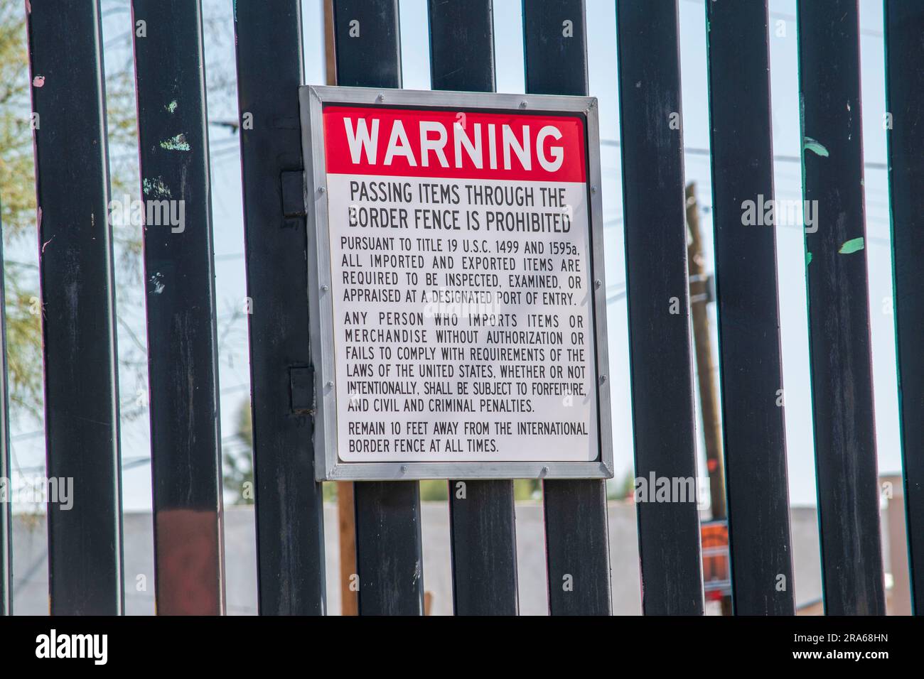 Il muro di confine con il Messico è una grande creazione, come questa parte a Calexico, CA, USA, che separa Mexicali. Foto Stock