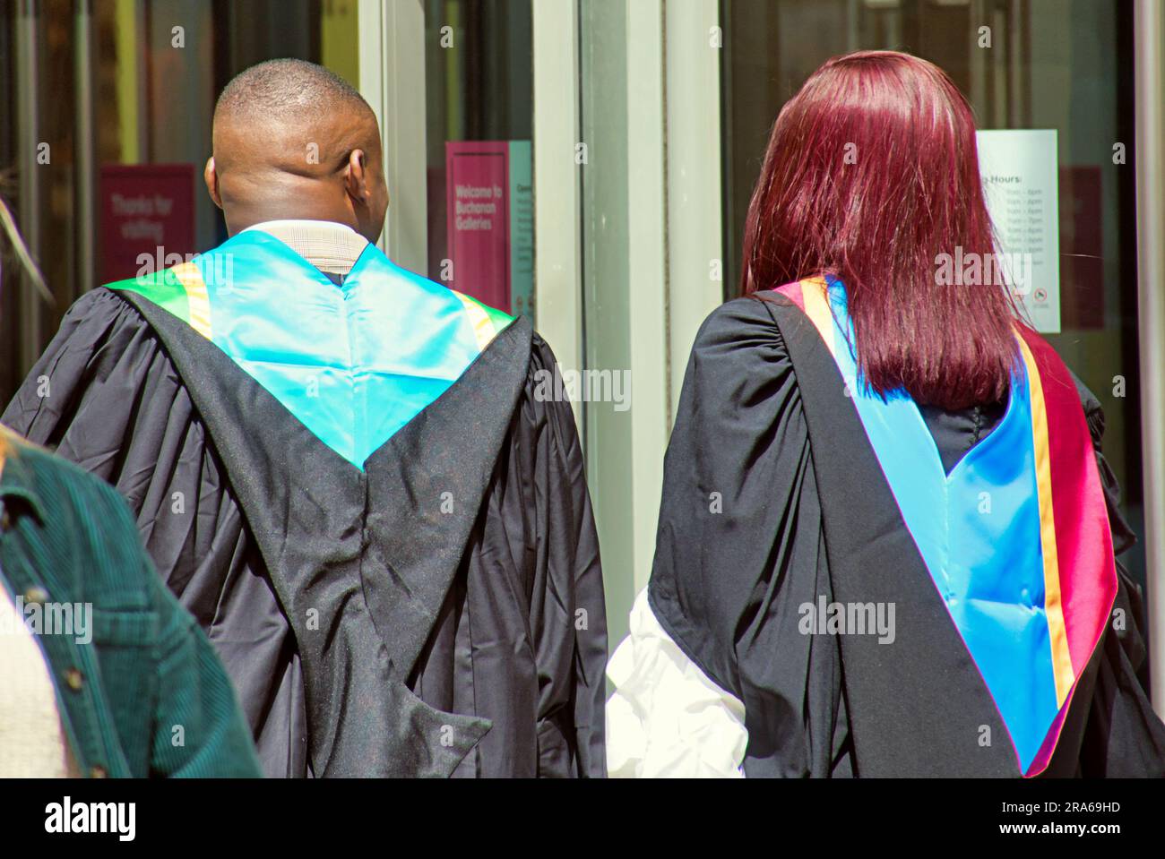 Glasgow, Scozia, Regno Unito 1 luglio 2023. Tempo nel Regno Unito: Una giornata calda e clamorosa ha visto gente del posto e turisti per le strade. Stagione delle lauree in città. . Credit Gerard Ferry/Alamy Live News Foto Stock