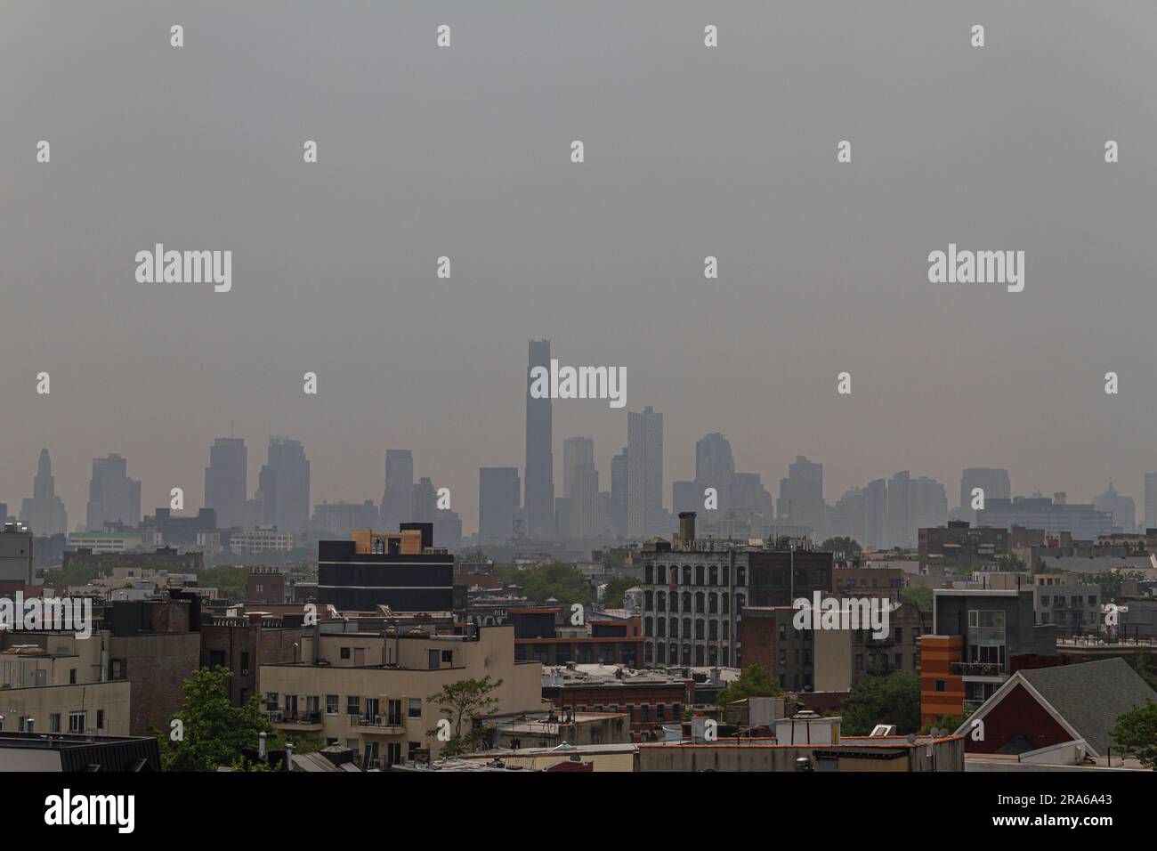 New York, USA. 30 giugno 2023. Vista del centro di Brooklyn che mostra la scarsa qualità dell'aria e la scarsa visibilità a causa degli incendi canadesi. Foto Stock