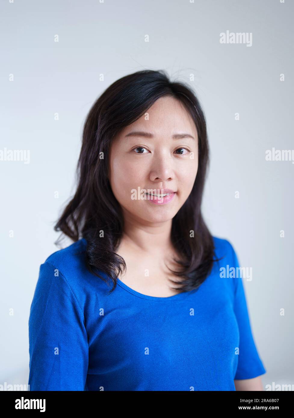 Ritratto di una donna asiatica che indossa un top blu Foto Stock