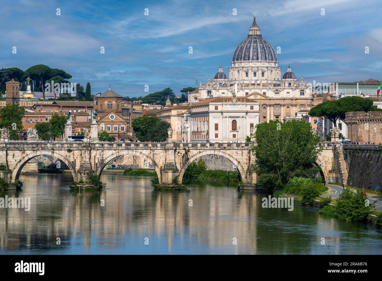 Fiume Tevere e Basilica di San Pietro, Roma, Lazio, Italia Foto Stock