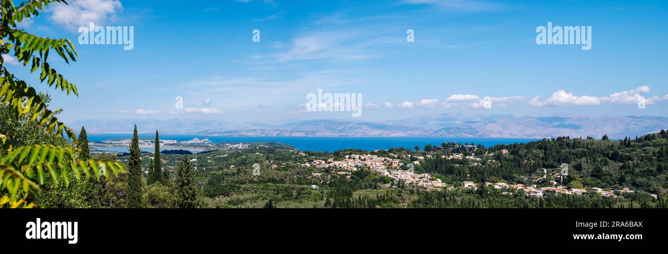 Panorama dalla cima della montagna alla città di Kerkyra con la pista dell'isola di Corfù Foto Stock