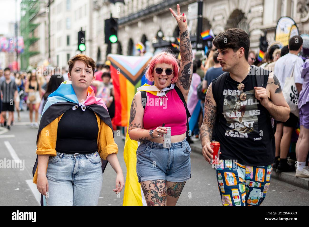 Londra, Regno Unito. Luglio 2023. La gente a Piccadilly festeggia durante l'orgoglio di Londra, dove migliaia di visitatori sono attesi per vedere e partecipare. L'evento è iniziato nel 1972 come protesta per portare l'attenzione sulla comunità LGBT. Gli organizzatori originali, il Gay Liberation Front (GLF), hanno dichiarato che il Pride di Londra è diventato eccessivamente commercializzato e dominato dalle corporazioni. Crediti: Stephen Chung / Alamy Live News Foto Stock