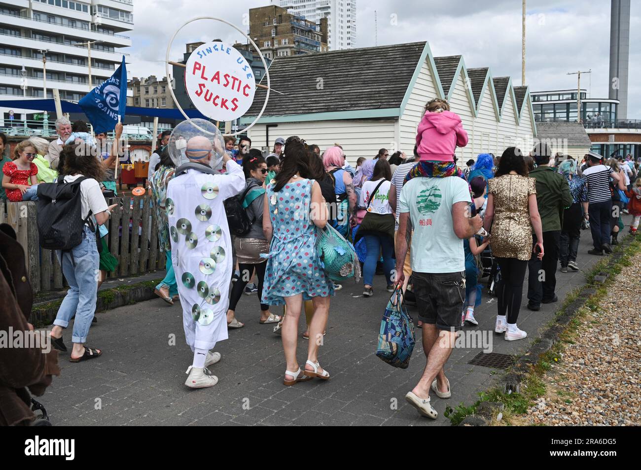 Brighton Regno Unito 1 luglio 2023 - gli attivisti oceanici partecipano oggi alla sfilata della marcia delle Sirene lungo il lungomare di Brighton . La parata annuale è una celebrazione del mare e sensibilizza la tutela della Marina e il mantenimento dell'acqua pulita : Credit Simon Dack / Foto Stock