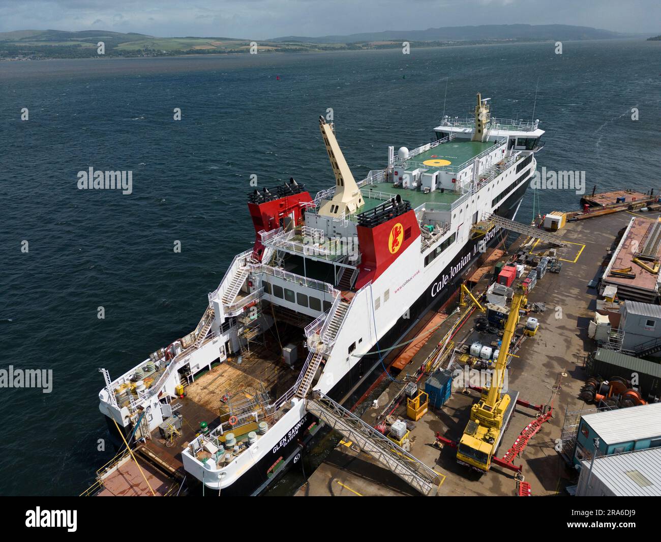 Port Glasgow, 1 luglio 2023. Ultime viste del traghetto passeggeri MV Glen Sannox in costruzione presso il cantiere navale Ferguson di Port Glasgow sul fiume Clyde. Il traghetto sembra essere quasi completato con gran parte dell'equipaggiamento marino montato all'esterno della nave. Il governo scozzese ha annunciato ulteriori aumenti dei costi e ritardi nella costruzione della nave che ora non salperà fino al 2024. Iain Masterton/Alamy Live News Foto Stock