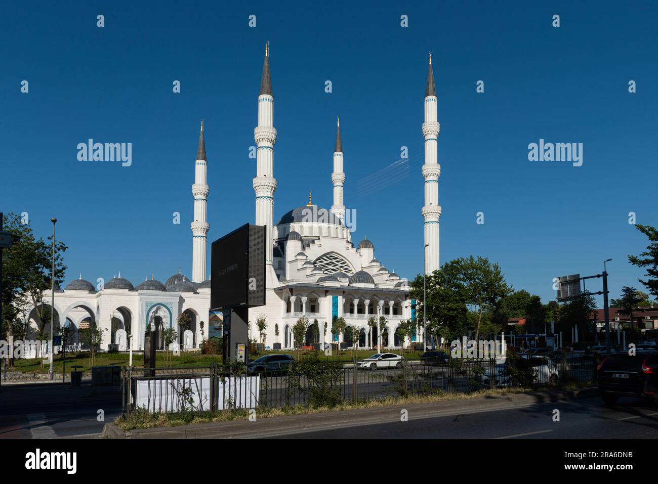 ISTANBUL, TURCHIA - 27 GIUGNO 2023: La Moschea Levent (Moschea Barbaros Hayrettin Pasha) è una moschea moderna situata nel quartiere Levent. Foto Stock