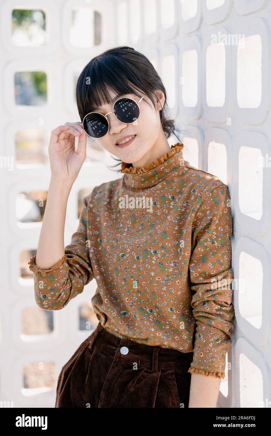 Occhiali da sole rotondi per adolescenti asiatici con abito vintage  collezione moda estiva ritratto modello Foto stock - Alamy