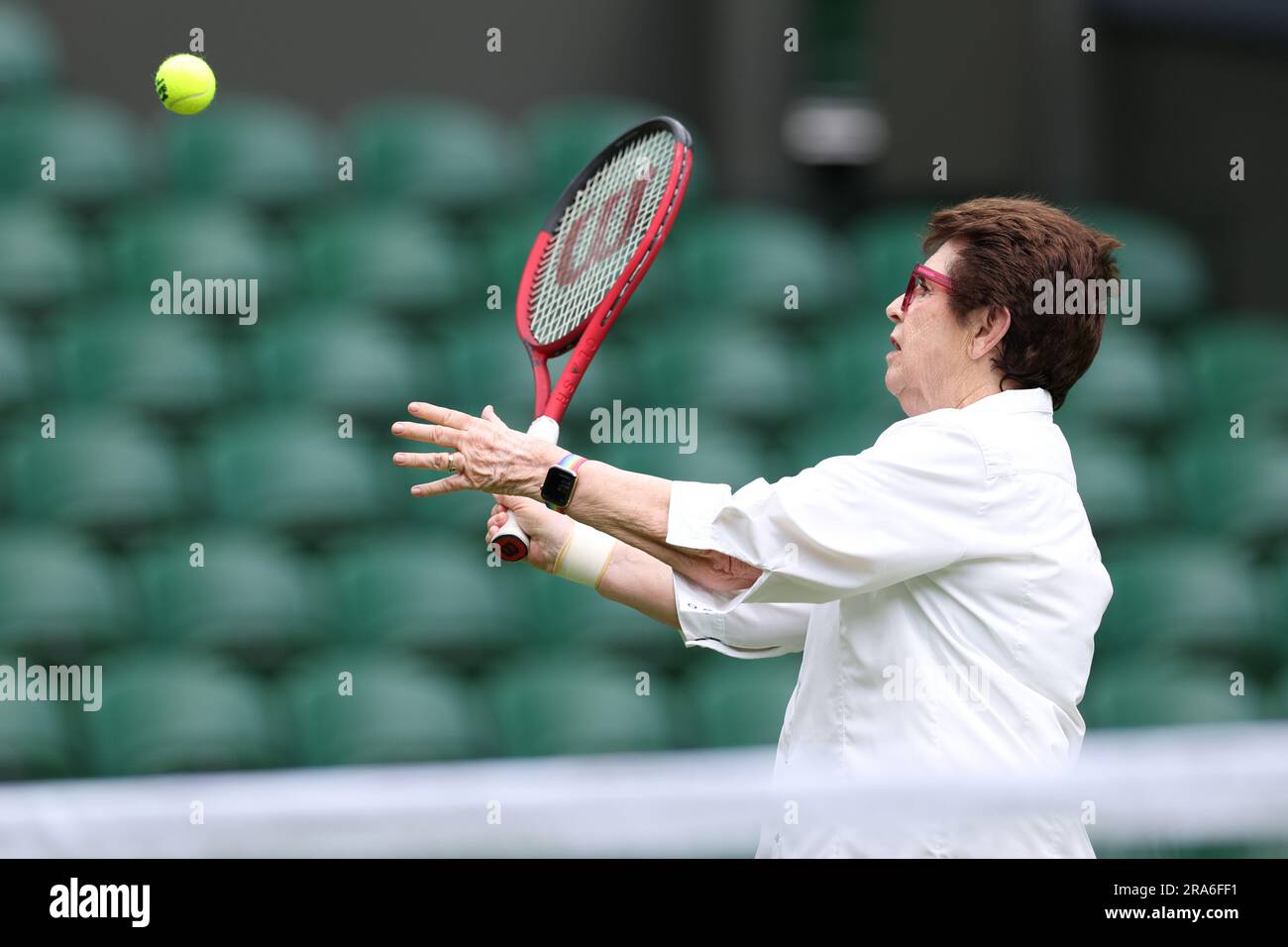 Londra, Regno Unito. 1 luglio 2023. 1 luglio 2023; All England Lawn Tennis and Croquet Club, Londra, Inghilterra: Wimbledon Tennis Tournament Practice Day; Billie Jean King pratica sul campo centrale con Debbie Jevans credito: Action Plus Sports Images/Alamy Live News Foto Stock