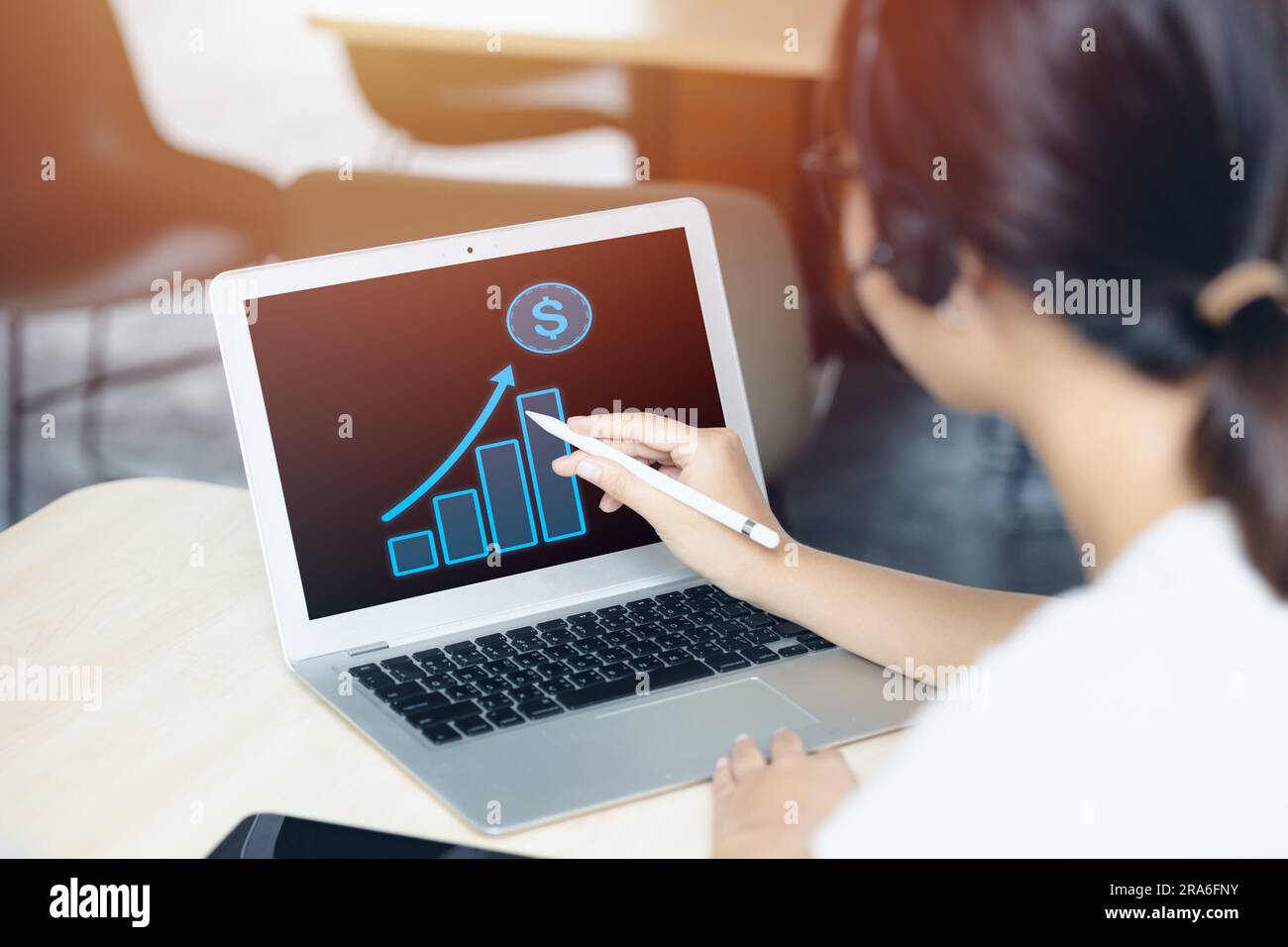 Gli uomini d'affari che lavorano sullo schermo di un notebook mostrano aumento dei benefici aziendali in crescita, concetto di reddito da investimento e profitto. Foto Stock
