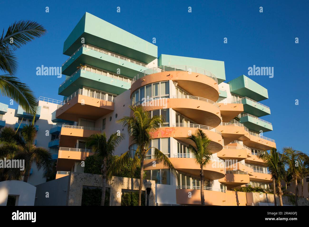 Miami Beach, Florida, USA. Ocean Place, un colorato complesso condominiale SoFi, Ocean Drive, South Beach. Foto Stock