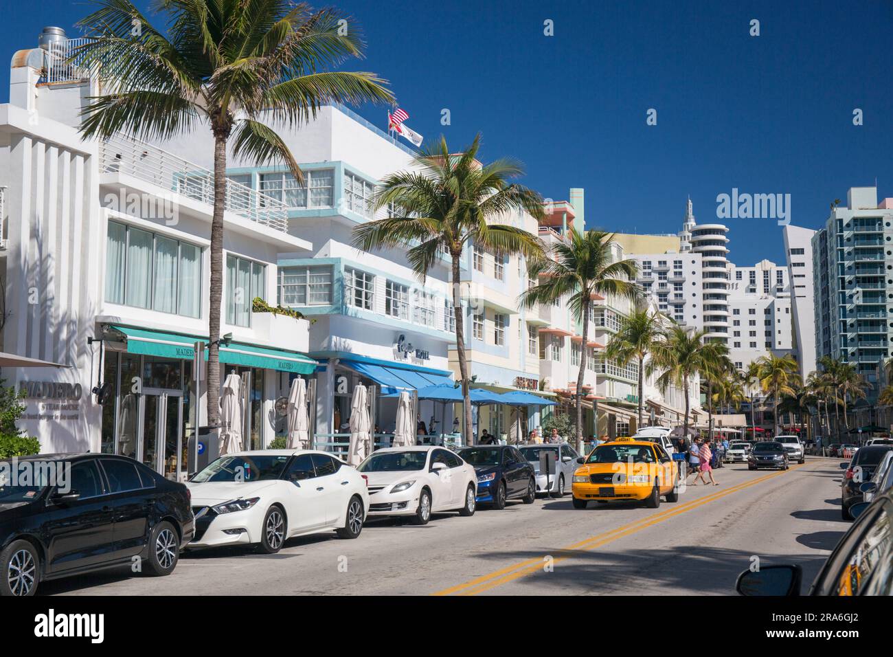 Miami Beach, Florida, USA. Tipico taxi giallo che si dirige lungo Ocean Drive, Miami Beach Architectural District, South Beach. Foto Stock
