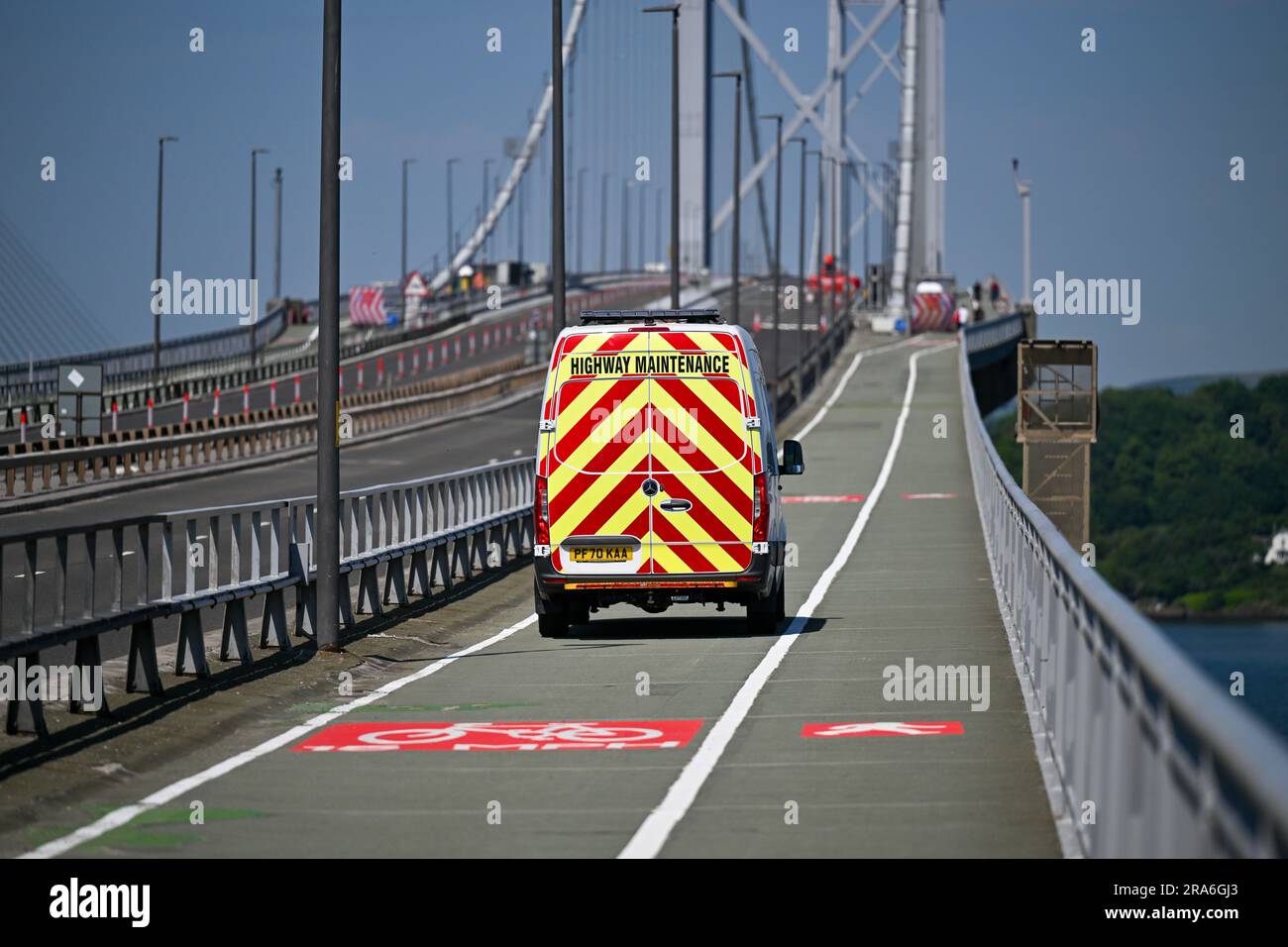 Autocarro per manutenzione su Una pista ciclabile sul Forth Road Bridge, Edimburgo, Regno Unito, Regno Unito. Foto orizzontale. Foto Stock