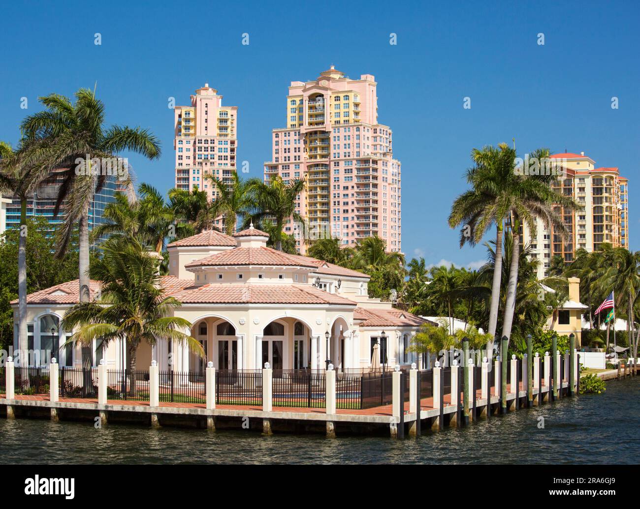 Fort Lauderdale, Florida, USA. Hotel bassi e alti accanto al canale Intracoastal Waterway nel quartiere di Dolphin Isles. Foto Stock