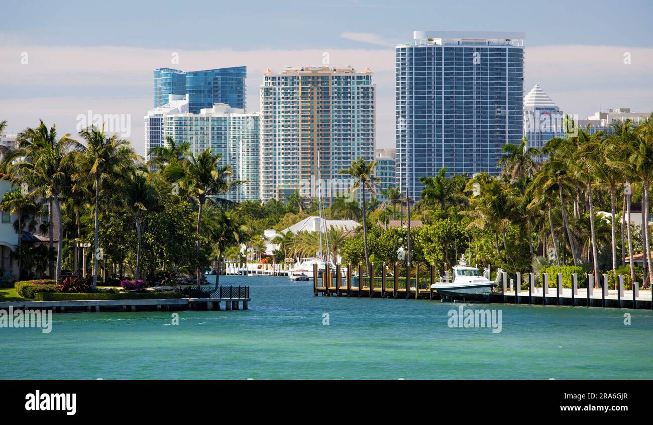 Fort Lauderdale, Florida, USA. Ammira i grattacieli del centro e i giardini sul lungomare del quartiere Rio Vista Isles lungo il New River. Foto Stock