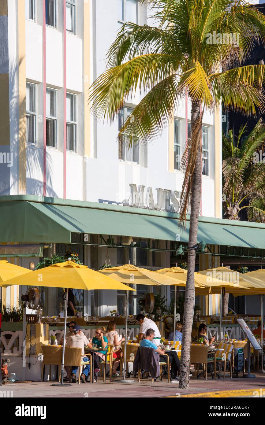 Miami Beach, Florida, USA. Gli ospiti che fanno colazione al Majestic Hotel, Ocean Drive, Miami Beach Architectural District, South Beach. Foto Stock