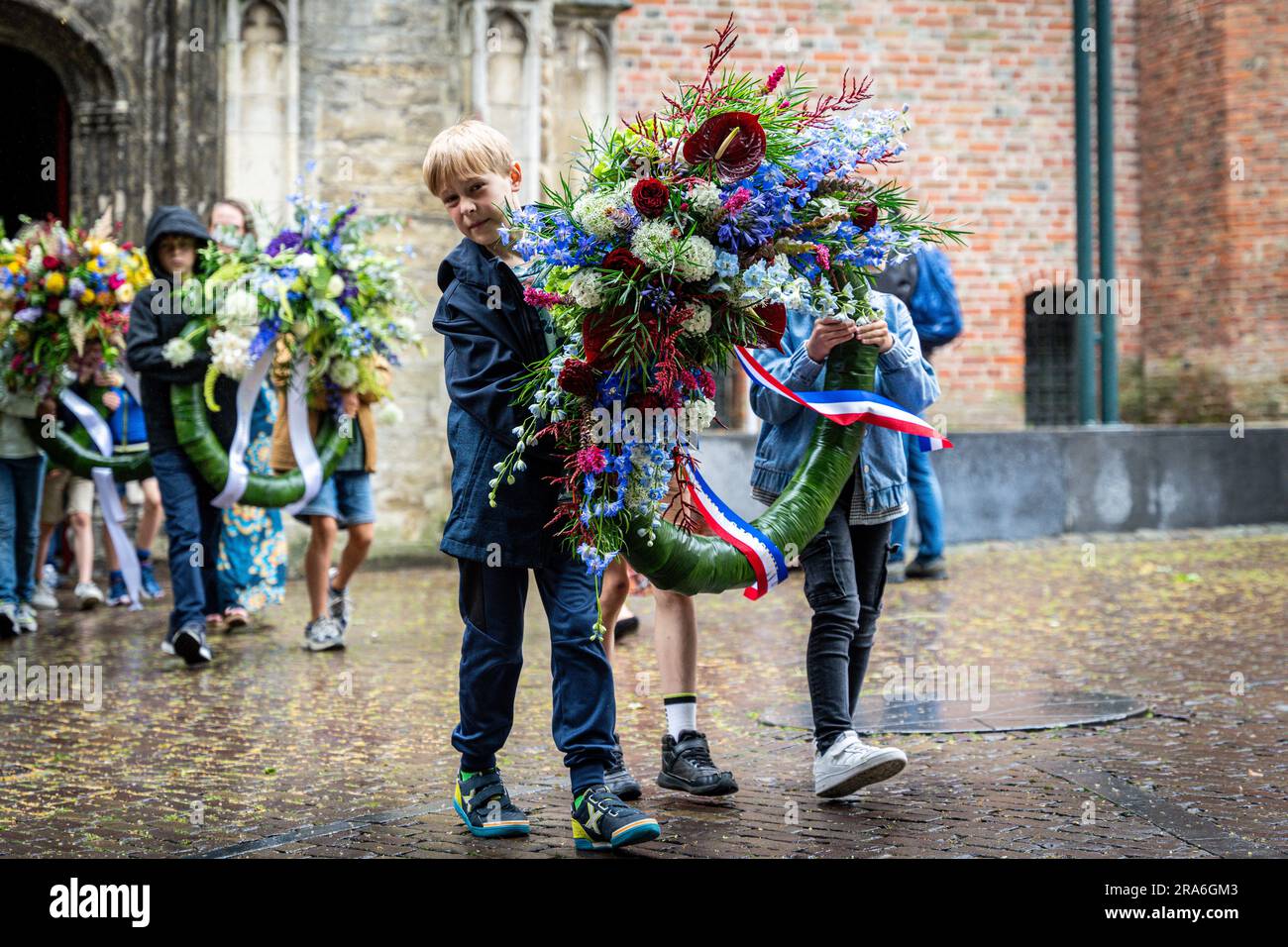 MIDDELBURG - Una corona che giace presso il monumento alla schiavitù durante la celebrazione e la commemorazione di Keti Koti nella provincia della Zelanda, dove il Commissario del re Han Polman e il sindaco di Middelburg Harald Bergmann si scusano per il passato della schiavitù. Quest'anno ricorre il 150° anniversario della fine della schiavitù sotto il dominio olandese. ANP TOBIAS KLEUVER netherlands Out - belgium Out Foto Stock