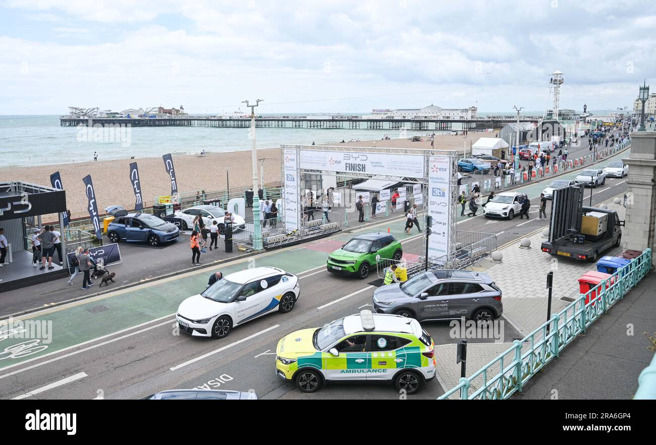 Brighton Regno Unito 1 luglio 2023 - partecipanti al raduno di veicoli elettrici Londra-Parigi sul lungomare di Brighton prima di partire per l'ultima tappa del loro viaggio in Francia più tardi nella giornata : Credit Simon Dack / Alamy Live News Foto Stock