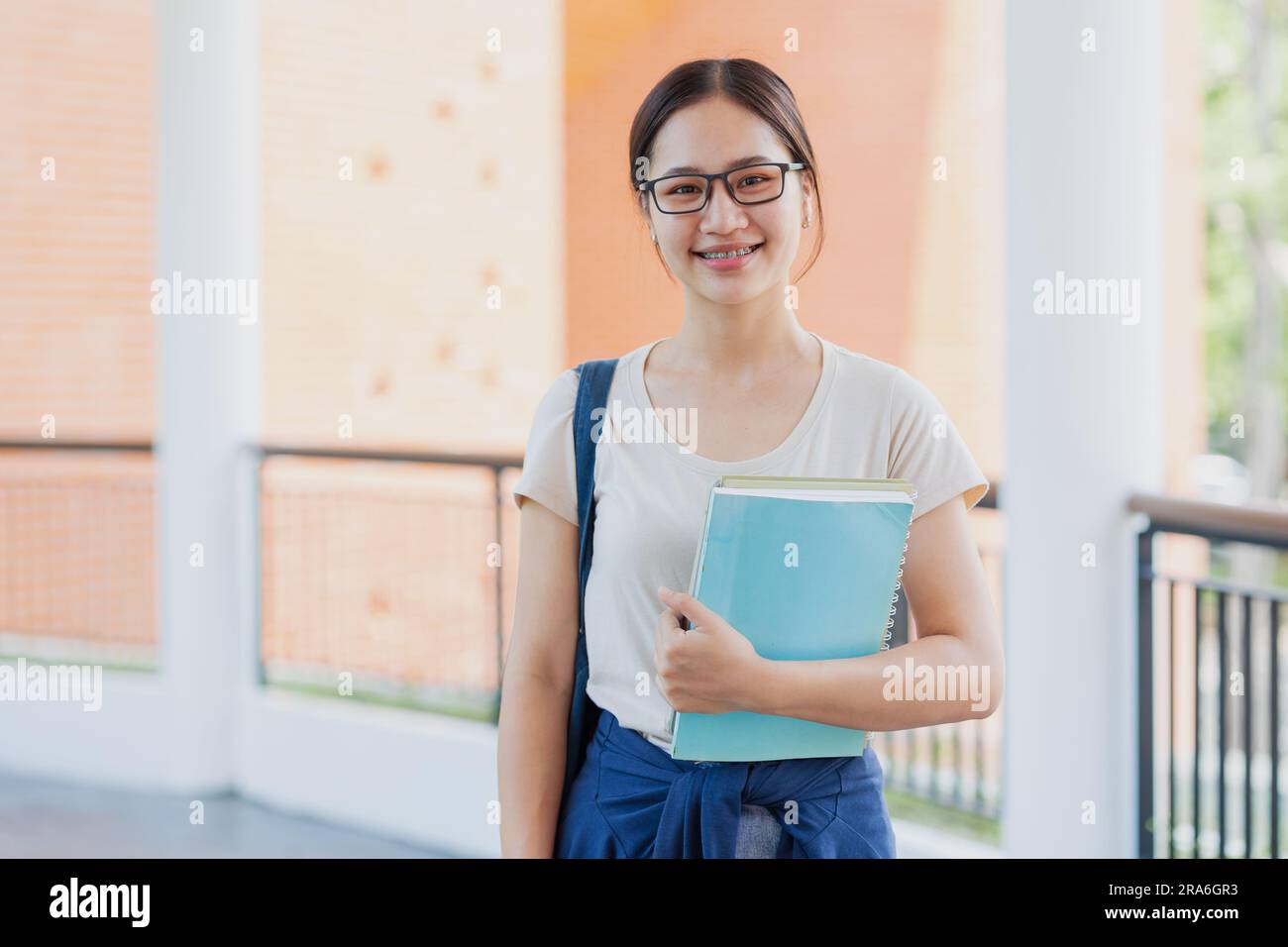 Ritratto adolescente asiatica sorriso felice nel campus universitario Godetevi l'istruzione persone. Foto Stock