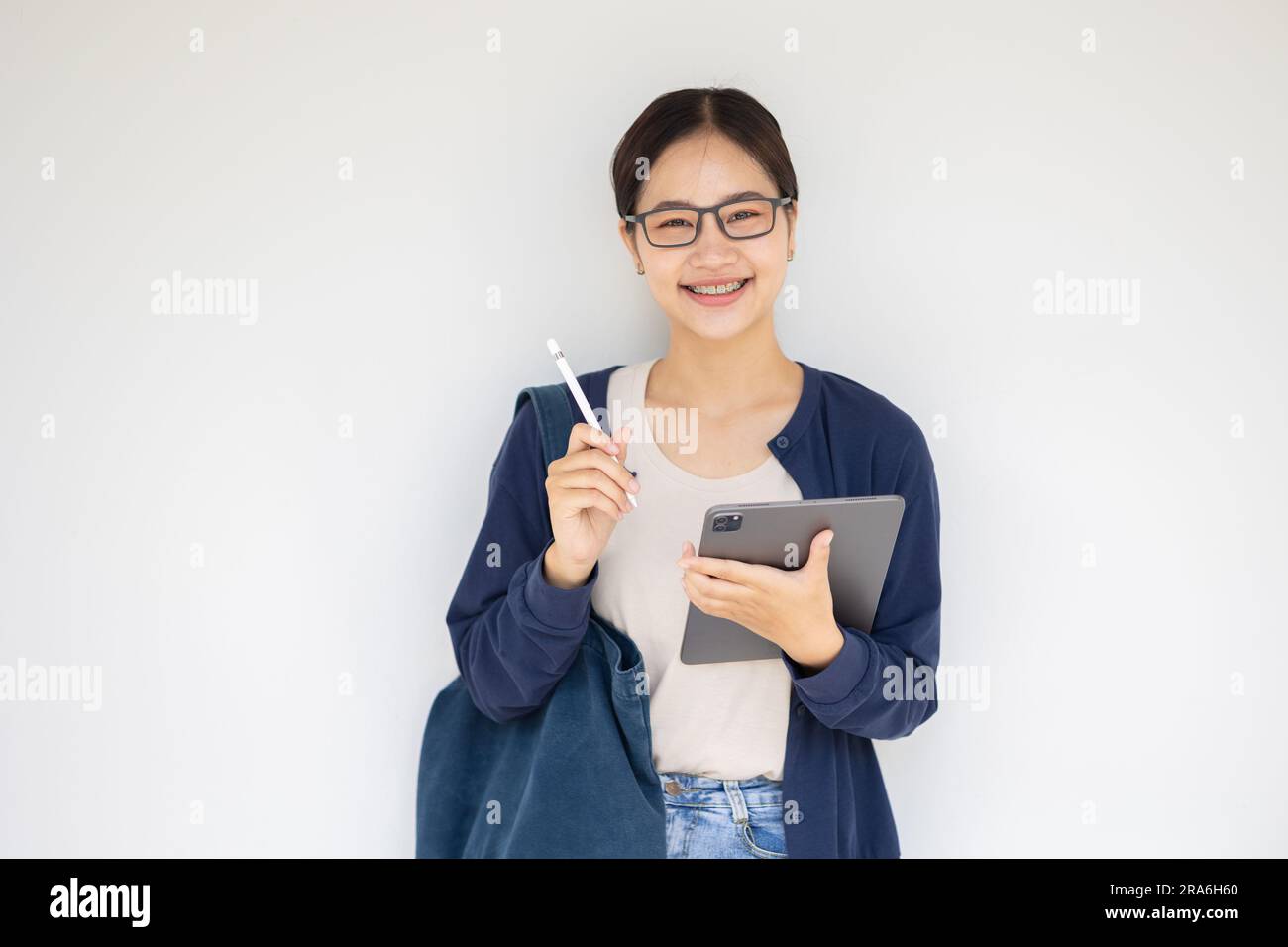 Una ragazza adolescente universitaria felice nel campus scolastico ama imparare l'educazione delle persone asiatiche donne. Foto Stock