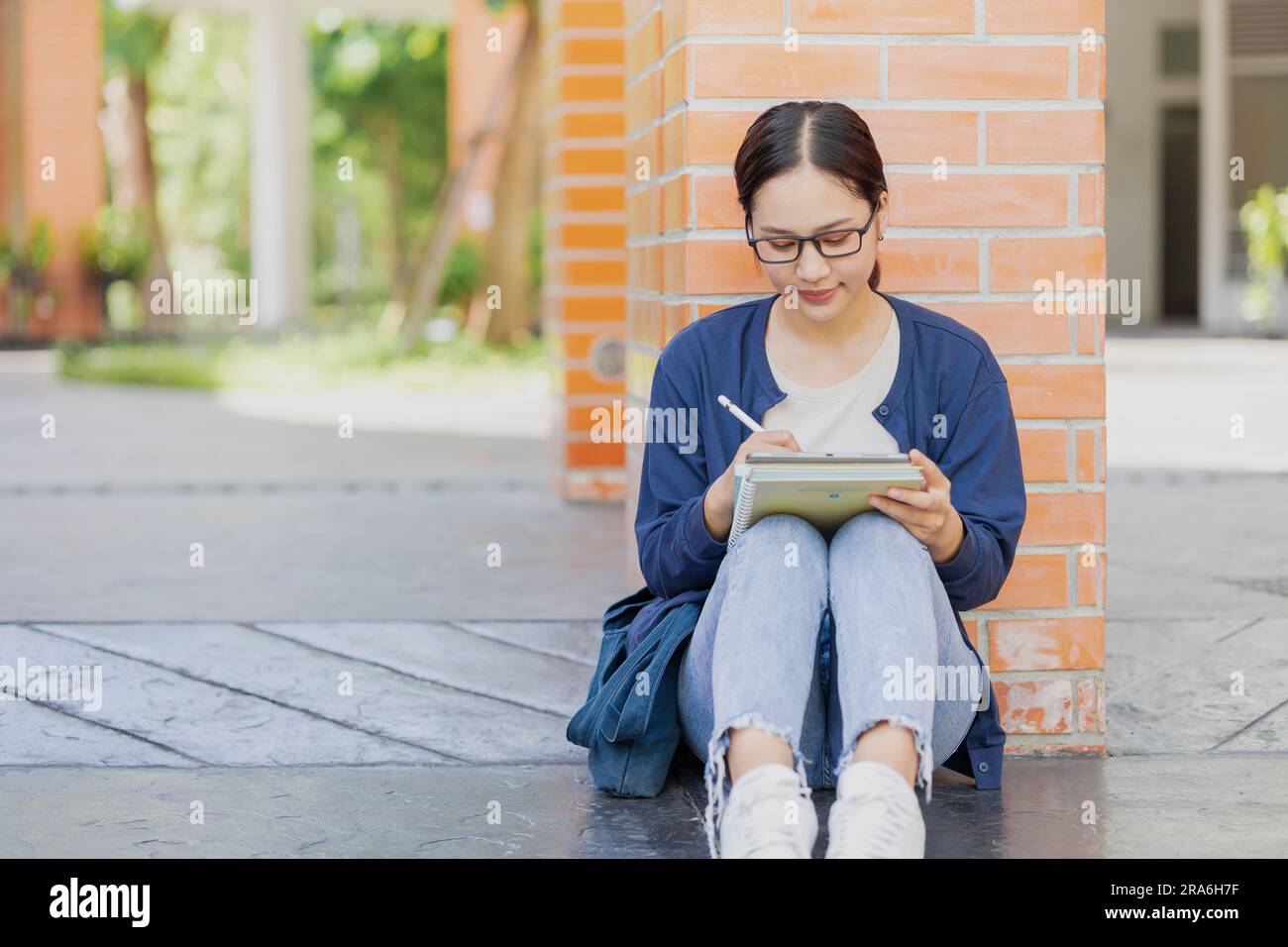 Una ragazza adolescente universitaria felice nel campus scolastico ama imparare l'educazione delle persone asiatiche donne. Foto Stock