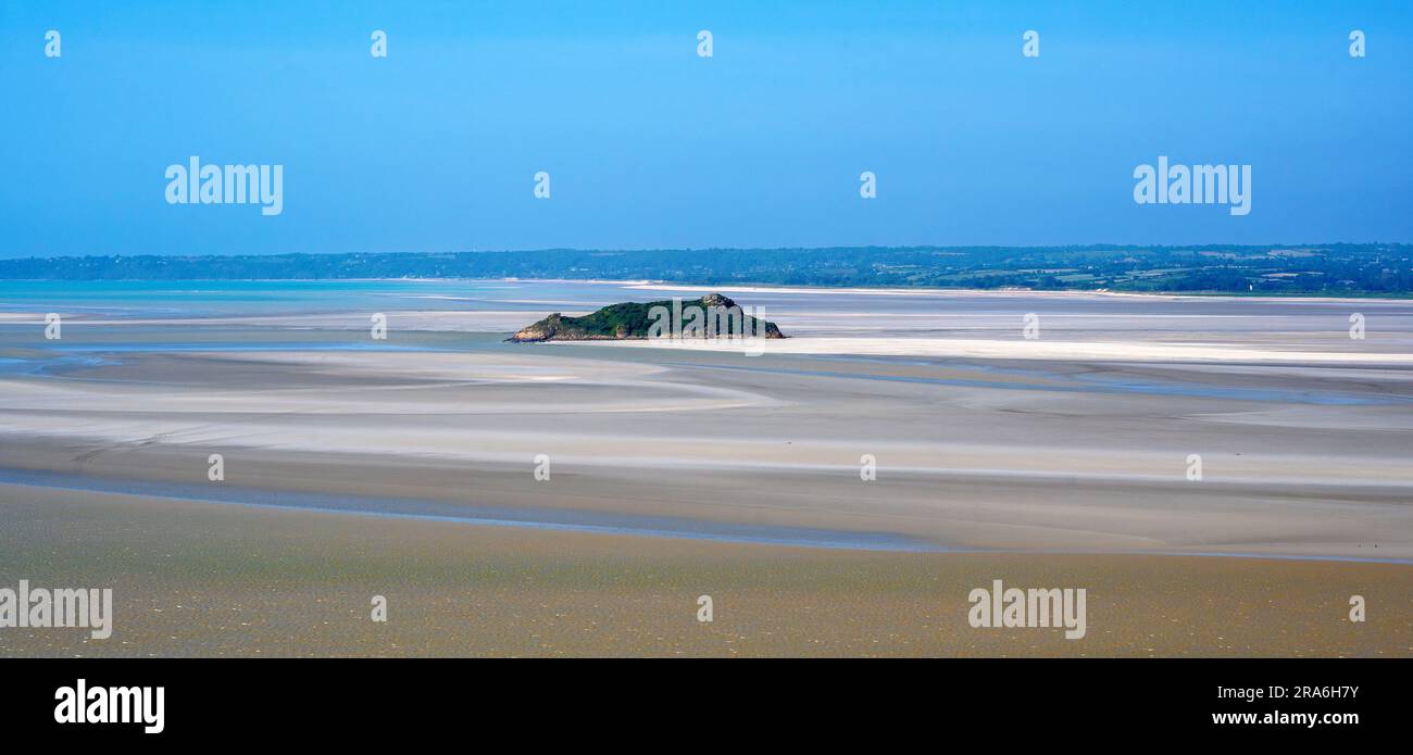 Paesaggio con l'isola Tombelaine nella baia di Mont Saint-Michel in normandia con la bassa marea, Francia Foto Stock