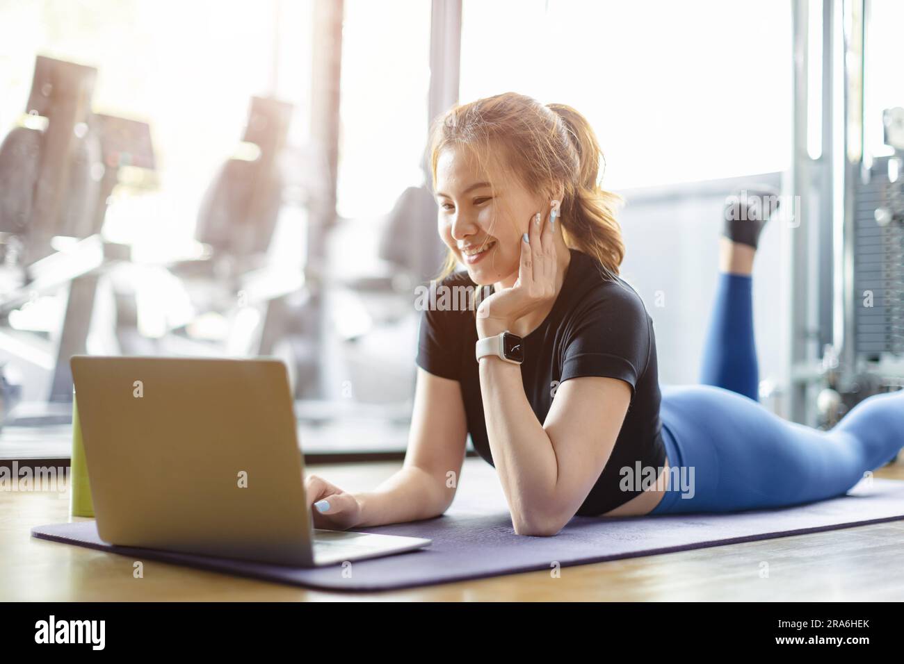 donna sana godere intervallo relax freno a palestra fitness sport club utilizzando computer portatile guardare contenuti online. Foto Stock