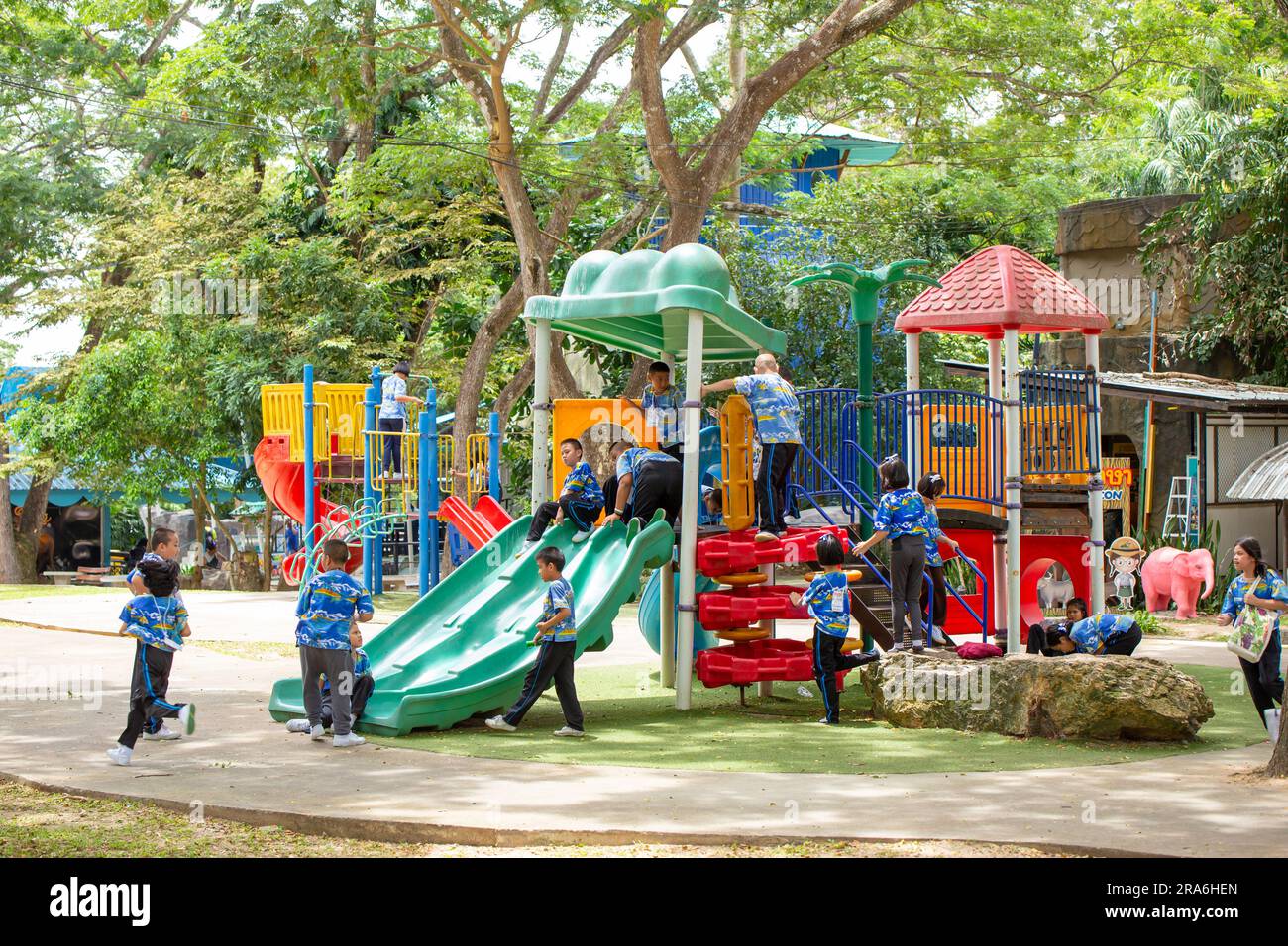 Bangkok, Thailandia-giugno 26 2023: Gruppo di bambini simpatici e divertenti, divertiti con l'attrezzatura per il parco giochi all'aperto nel parco scolastico. Foto Stock