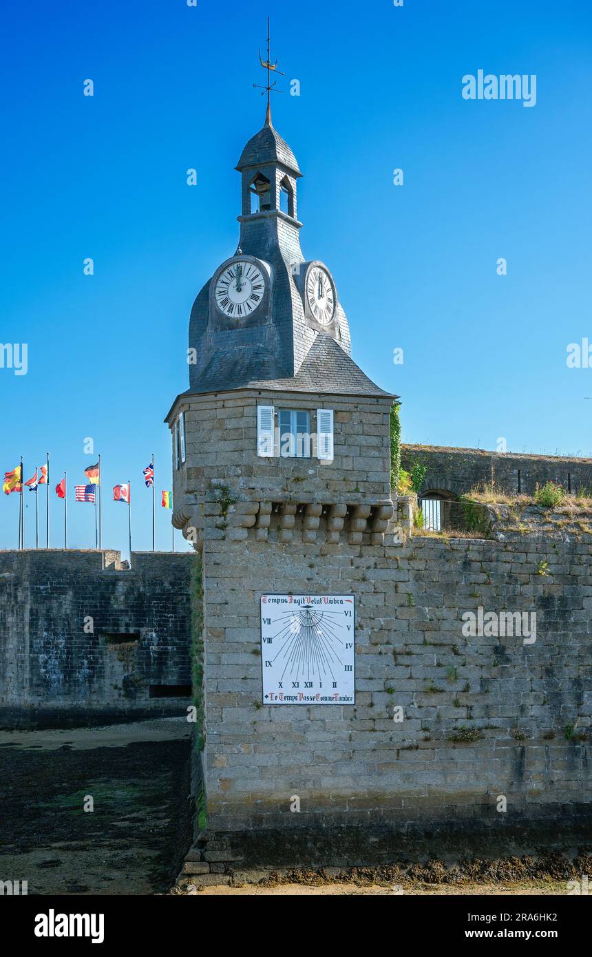 Un orologio meccanico e un quadrante solare su una torre nel porto di Concarneau in Bretagna, Francia Foto Stock