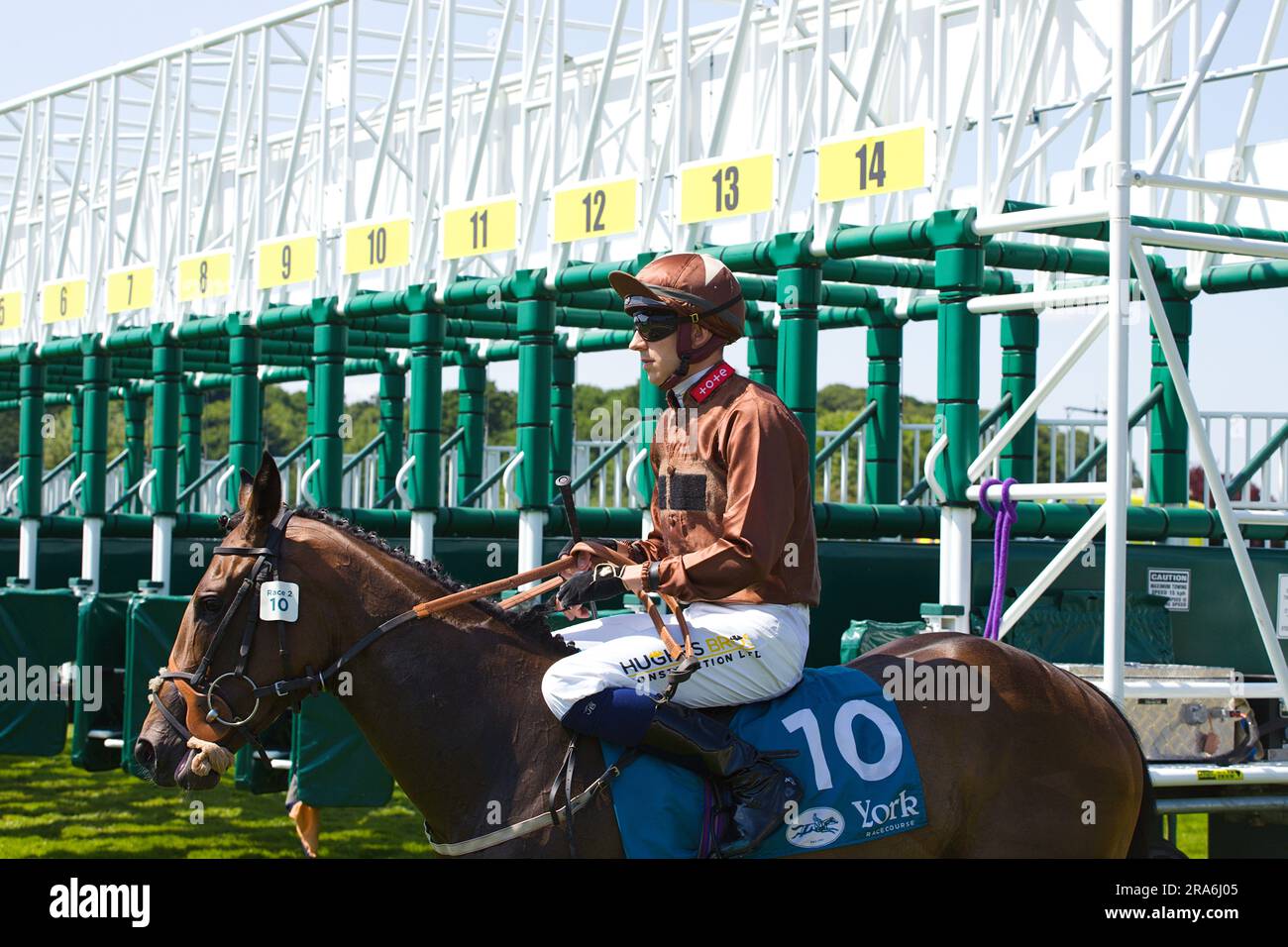 Jockey Ben Robinson su Travel Candy all'ippodromo di York. Foto Stock