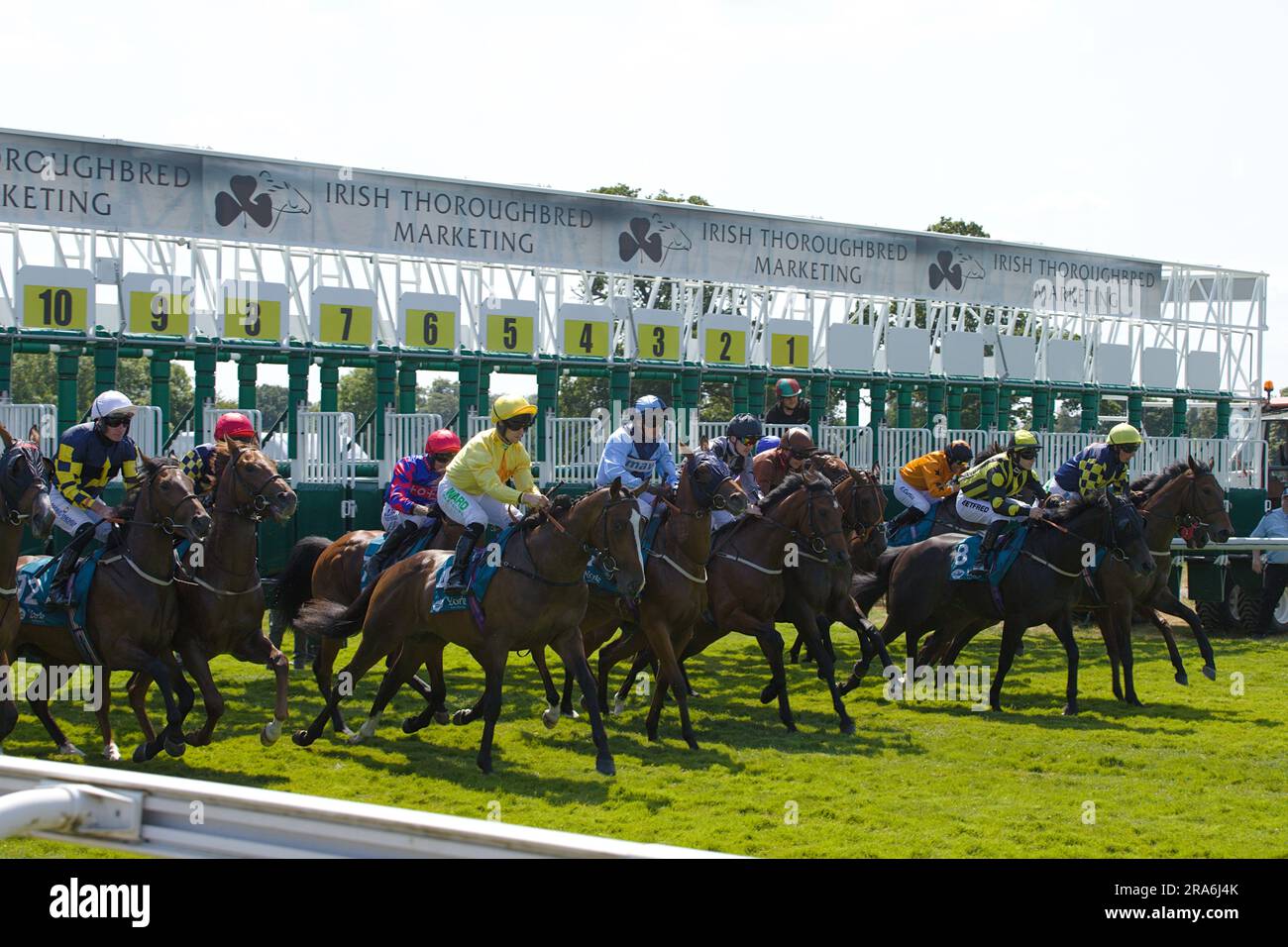 Sequenza di fantini e dei loro cavalli che lasciano le porte di partenza alle York Races. Il gruppo comprende Cam Hardie, Duran Fentiman, Oisin Orr, Ben Robinson, Tom Foto Stock