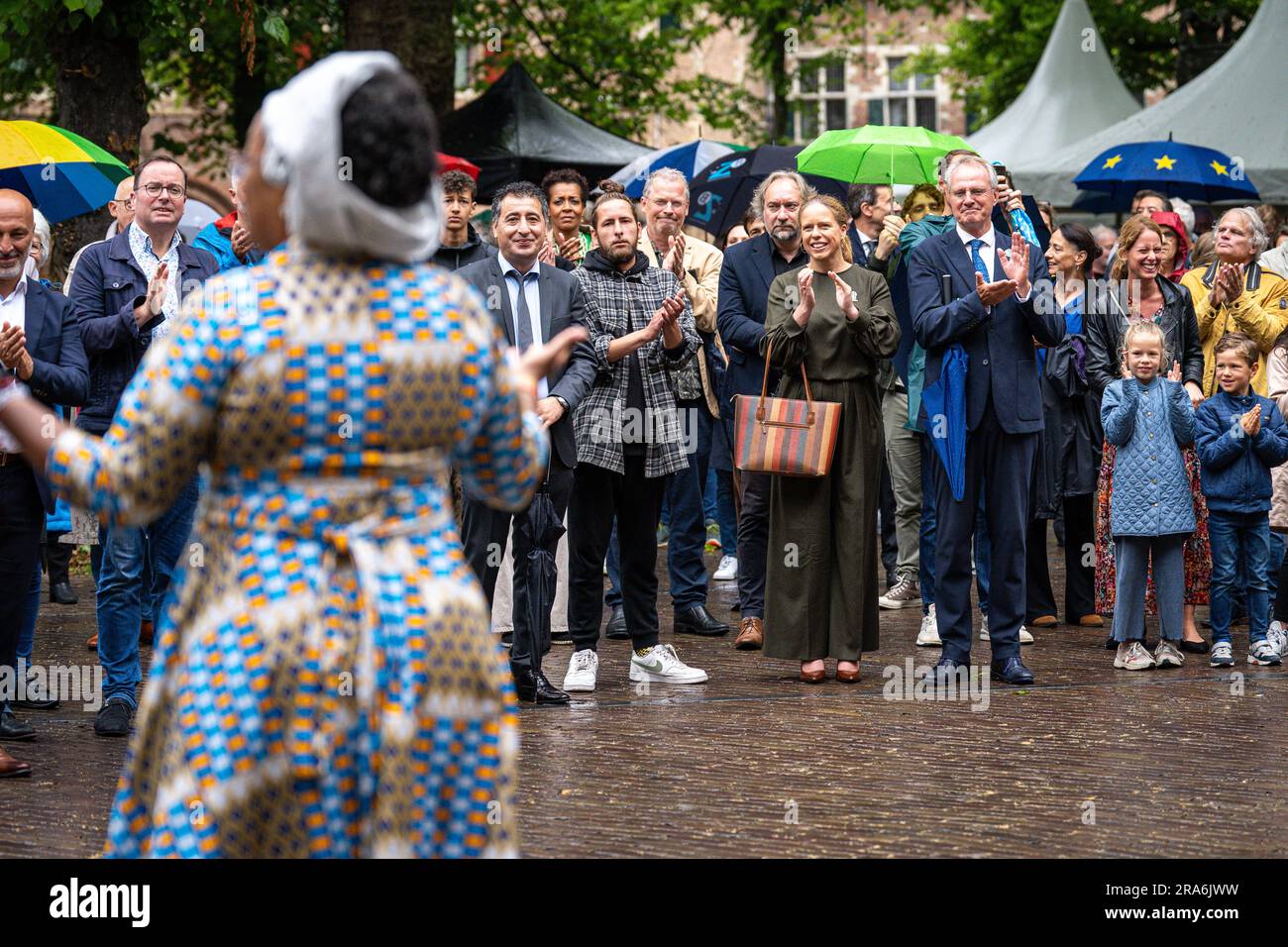 MIDDELBURG - il ministro Carola Schouten e il Commissario del re Han Polman durante la celebrazione e commemorazione di Keti Koti nella provincia della Zelanda, dove il Commissario del re Han Polman e il sindaco di Middelburg Harald Bergmann si scusano per il passato della schiavitù. Quest'anno ricorre il 150° anniversario della fine della schiavitù sotto il dominio olandese. ANP TOBIAS KLEUVER netherlands Out - belgium Out Foto Stock