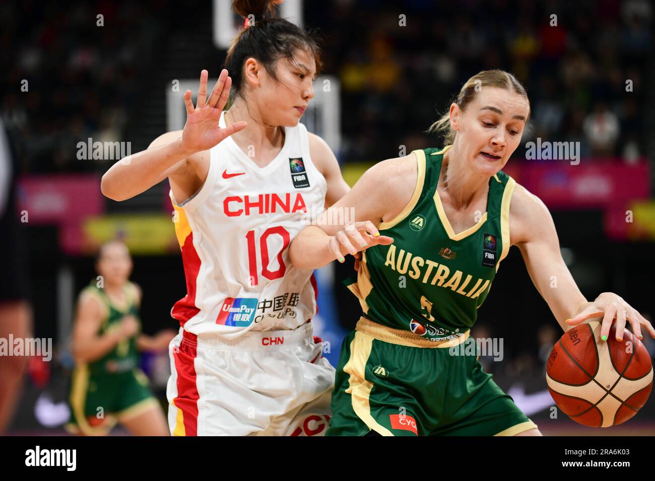 Sydney, Australia. 1 luglio 2023. Zhang Ru (L) della squadra di pallacanestro femminile cinese e Darcee Garbin (R) della squadra di pallacanestro femminile australiana hanno visto in azione durante la partita della FIBA Women's Asia Cup 2023 Division A tra Cina e Australia al Quay Centre. Punteggio finale; Cina 74:60 Australia. Credito: SOPA Images Limited/Alamy Live News Foto Stock