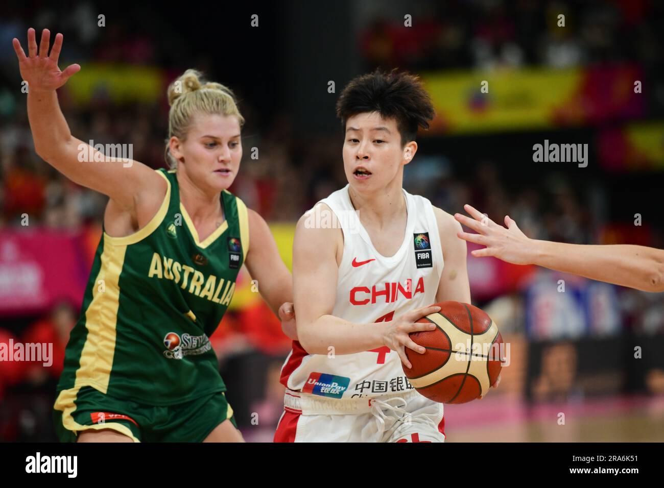 Sydney, Australia. 1 luglio 2023. Shyla Heal (L) della squadra di pallacanestro femminile australiana e li Yuan (R) della squadra di pallacanestro femminile cinese hanno visto in azione durante la partita della FIBA Women's Asia Cup 2023 Division A tra Cina e Australia al Quay Centre. Punteggio finale; Cina 74:60 Australia. Credito: SOPA Images Limited/Alamy Live News Foto Stock