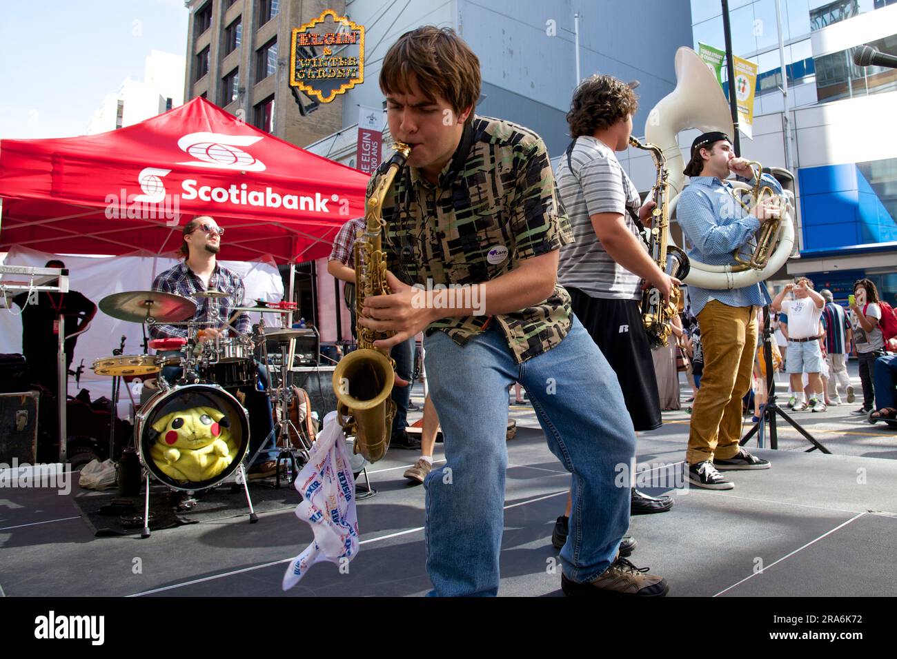 Toronto, Ontario / Canada - 24 agosto 2014: Musicisti che suonano i sassofoni per intrattenere la folla al Buskerfest di Toronto Foto Stock