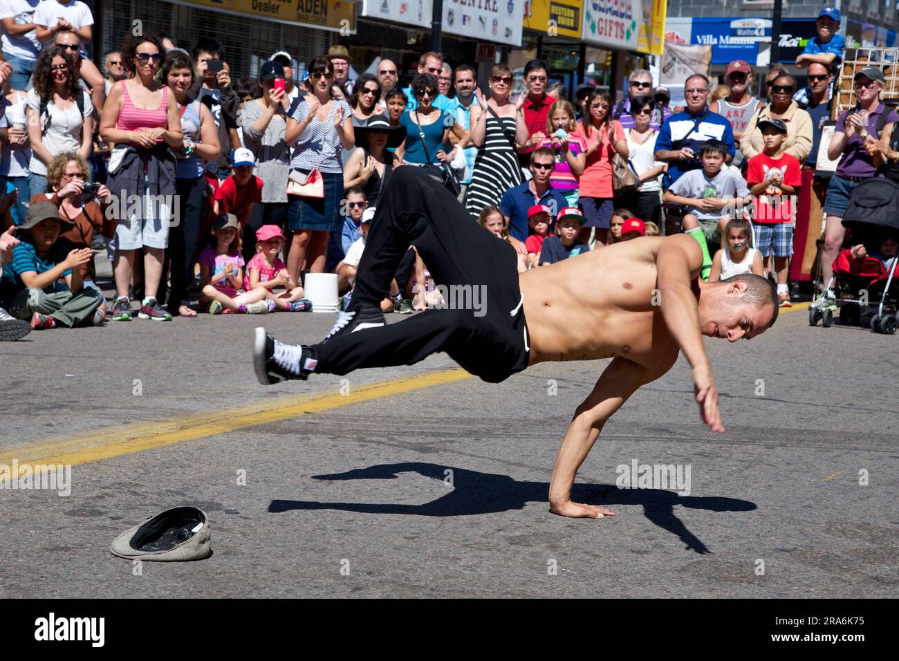 Toronto, Ontario / Canada - 24 agosto 2014: La ginnasta esegue sete equilibrate in un festival di strada Foto Stock