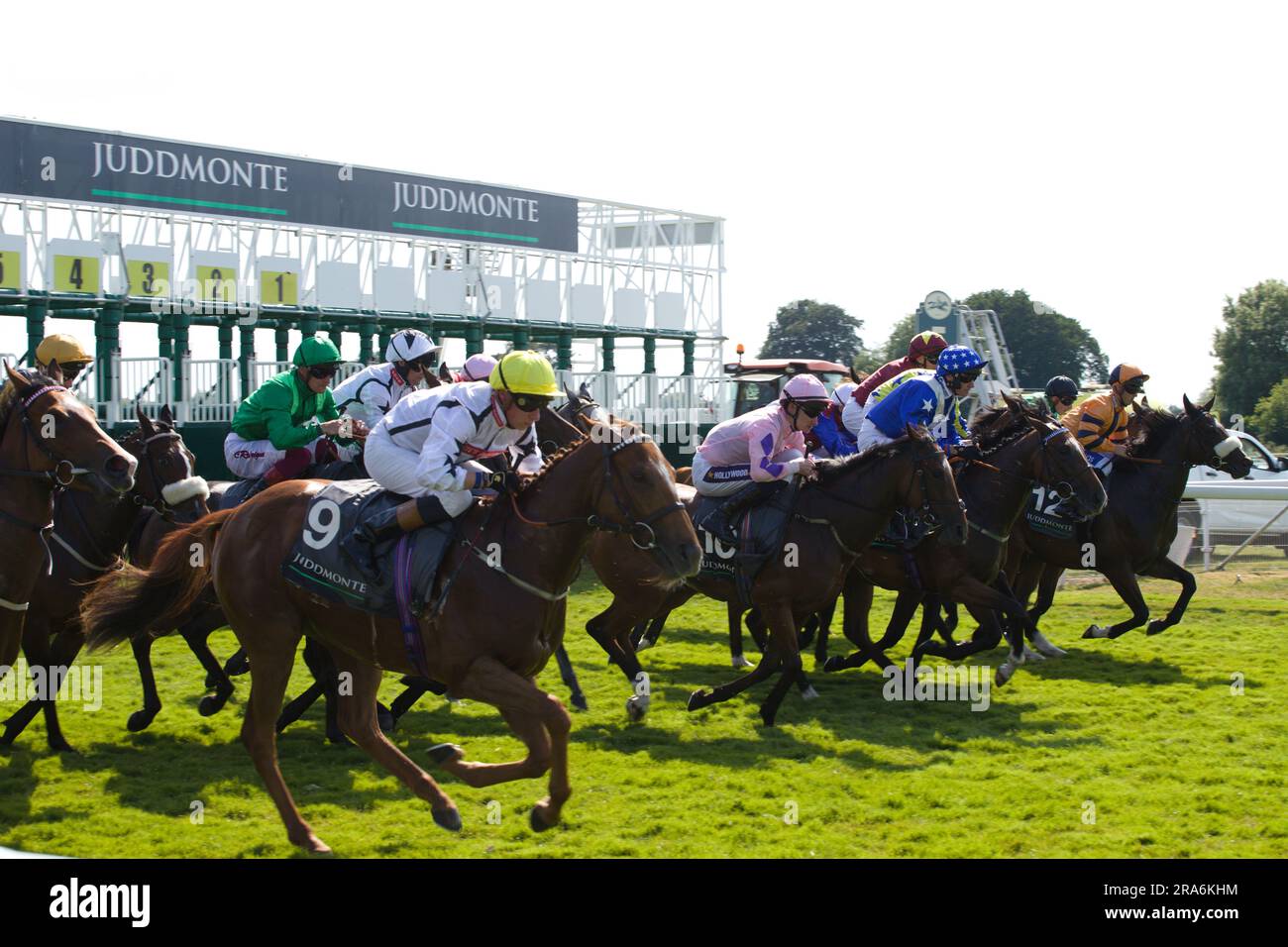 Fantini e i loro cavalli che lasciano i cancelli di partenza durante la Juddmonte British EBF Fillies' Restricted Novice Stakes Race a York. Foto Stock