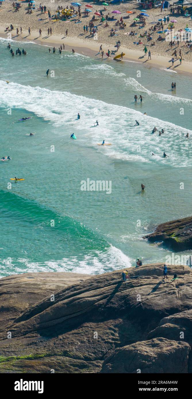 Vista aerea di Rio de Janeiro, la spiaggia di Ipanema e Pedra do Arpoador. Grattacieli spiagge e natura, surfisti in acqua. 06-07-2023. Brasile Foto Stock