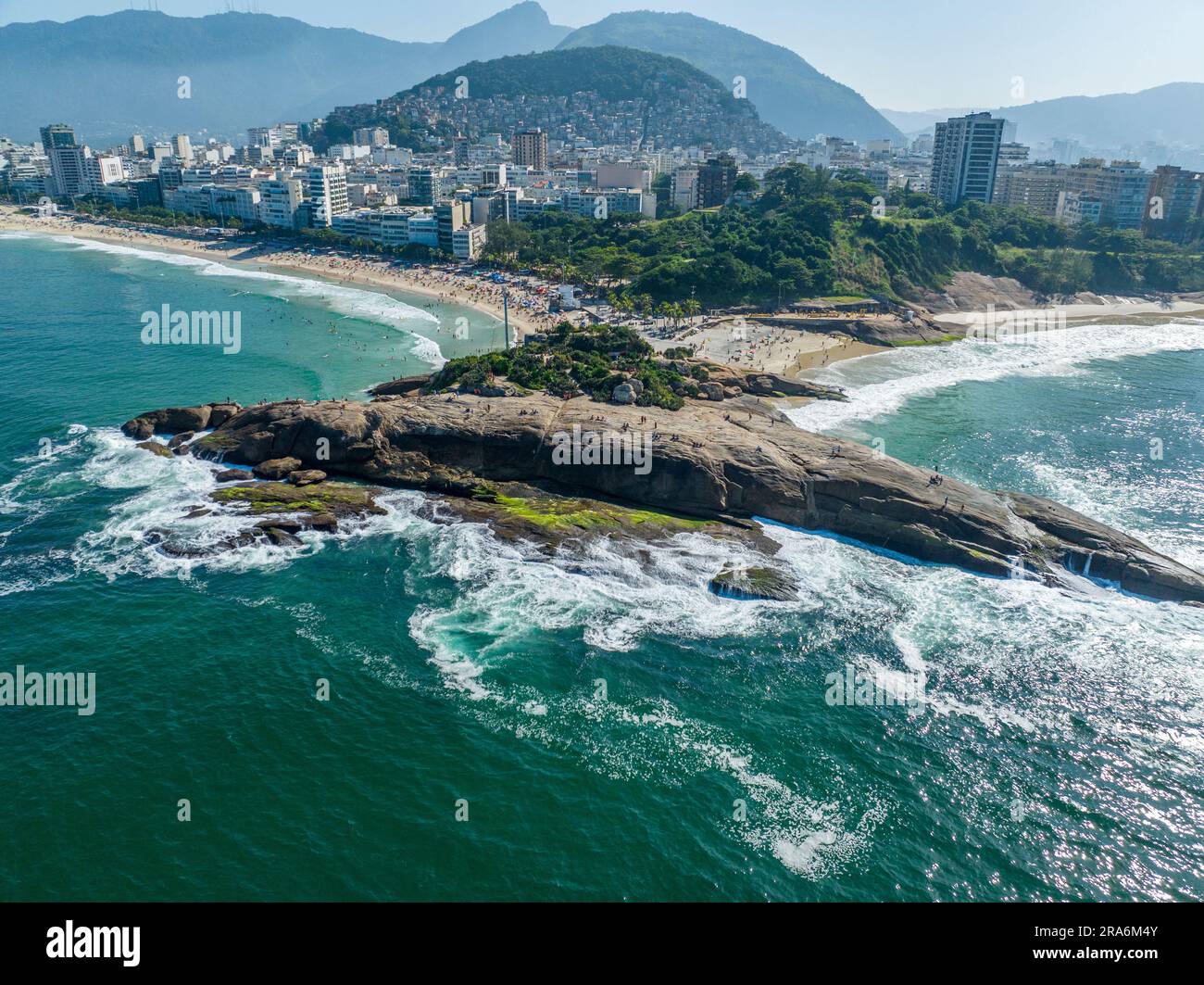 Vista aerea di Rio de Janeiro, la spiaggia di Ipanema e Pedra do Arpoador. Grattacieli spiagge e natura, surfisti in acqua. 06-07-2023. Brasile Foto Stock