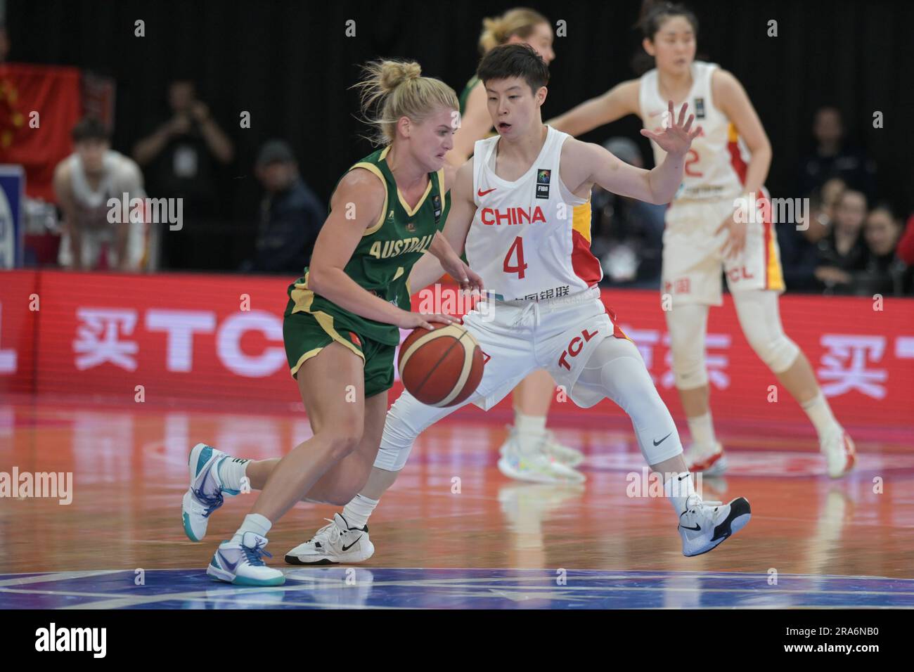 Sydney, Australia. 1 luglio 2023. Shyla Heal (L) della squadra di pallacanestro femminile australiana e li Yuan (R) della squadra di pallacanestro femminile cinese hanno visto in azione durante la partita della FIBA Women's Asia Cup 2023 Division A tra Cina e Australia al Quay Centre. Punteggio finale; Cina 74:60 Australia. (Foto di Luis Veniegra/SOPA Images/Sipa USA) credito: SIPA USA/Alamy Live News Foto Stock