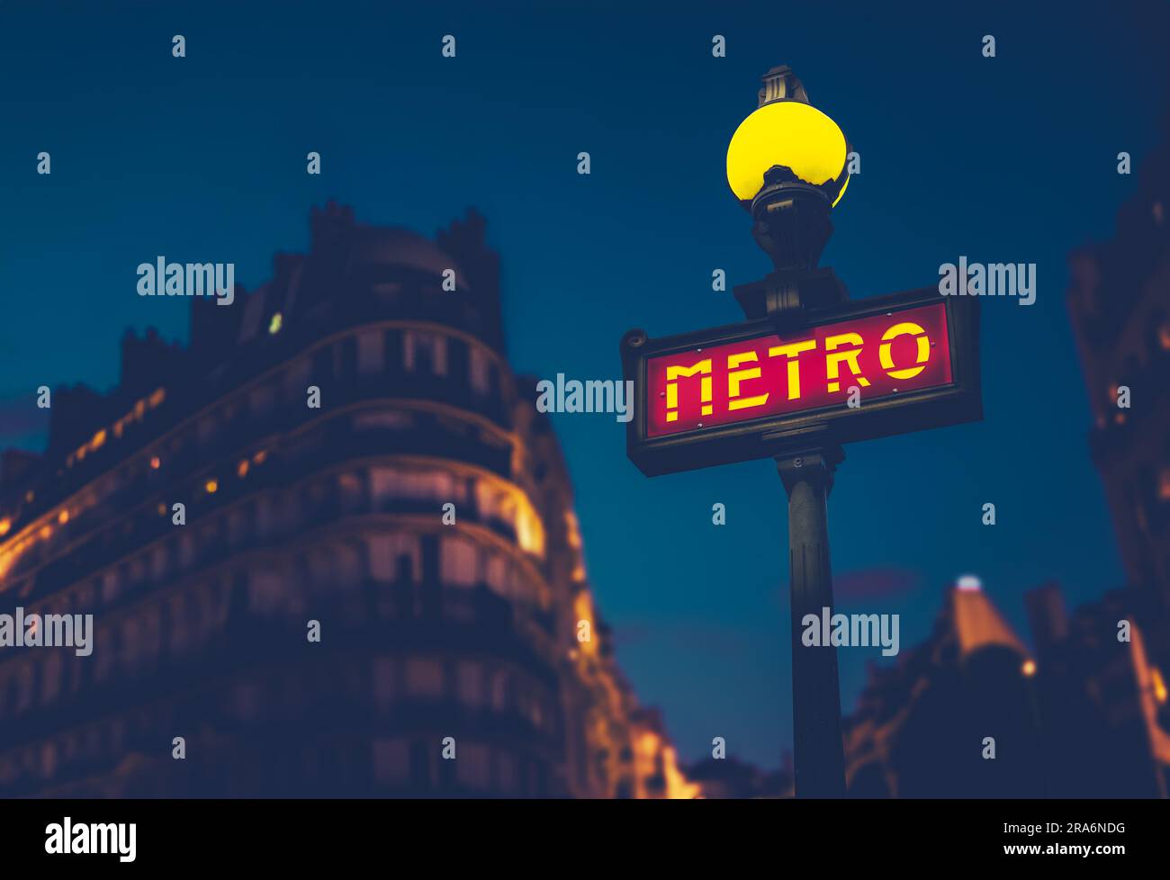 Metro Sign in A Residential area of Paris, France at Night Foto Stock