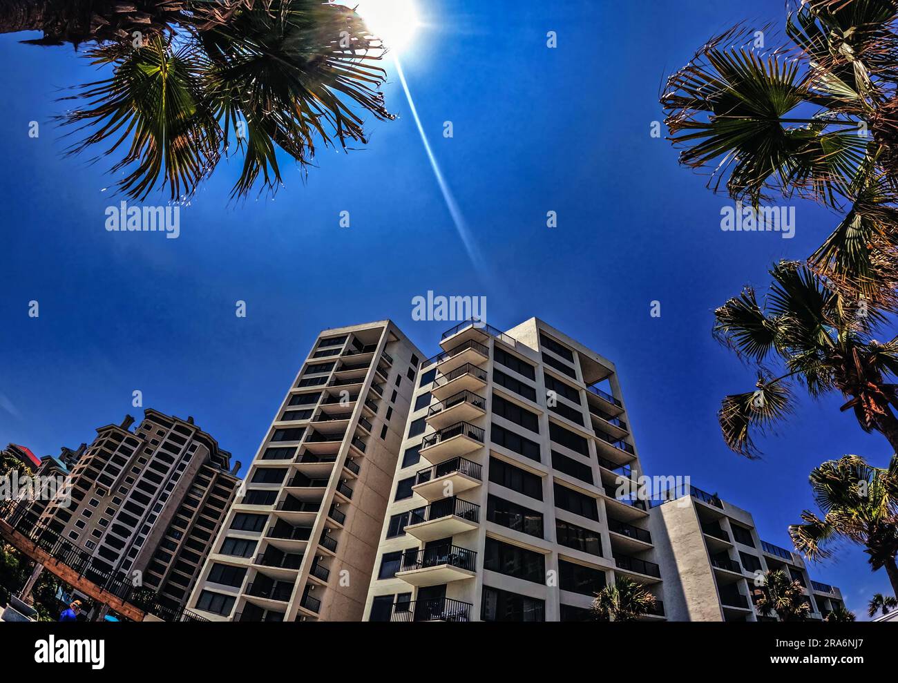 Condomini sulla spiaggia sotto il sole caldo Foto Stock