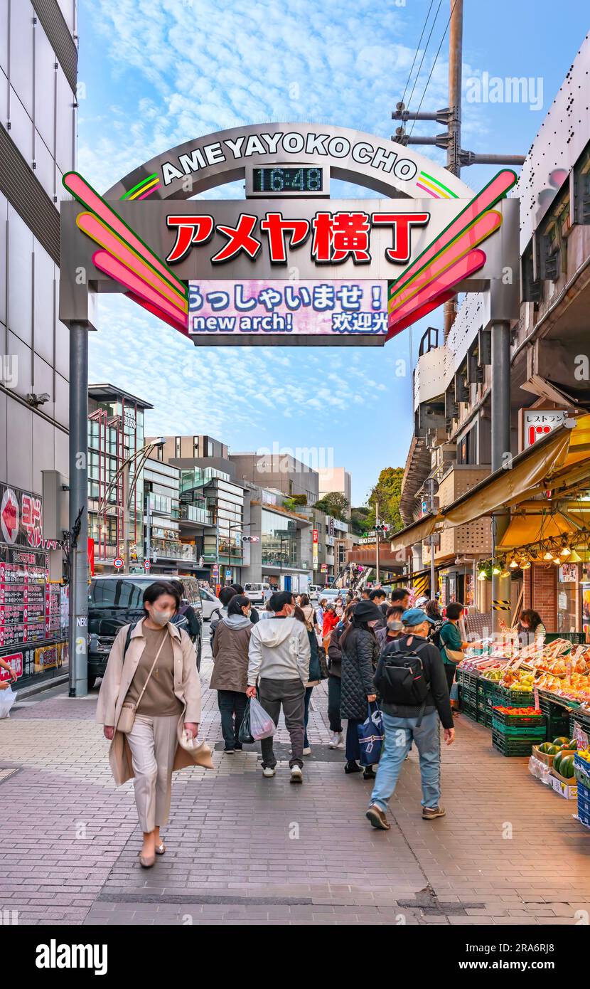 ueno, giappone - 4 aprile 2023: Persone che camminano sotto il nuovo arco metallico della strada turistica del mercato chiamato Ameyayokocho, il cui design è stato rinnovato Foto Stock