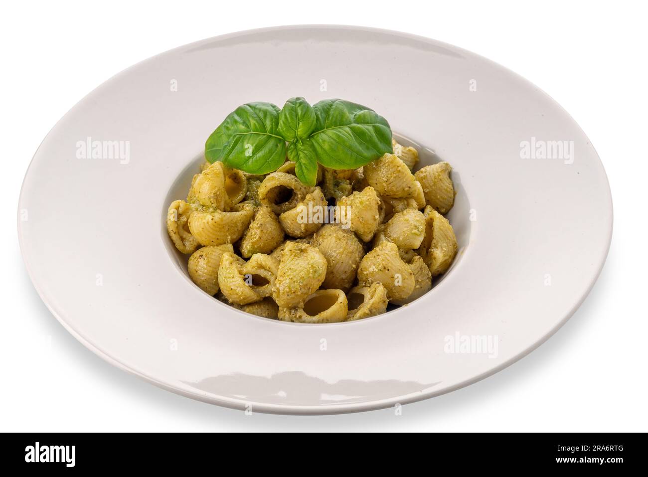 Maccheroni al pesto in un piatto bianco con foglie di basilico, il pesto è una tipica salsa genovese di basilico, pinoli, olio d'oliva e parmigiano. ISOL Foto Stock
