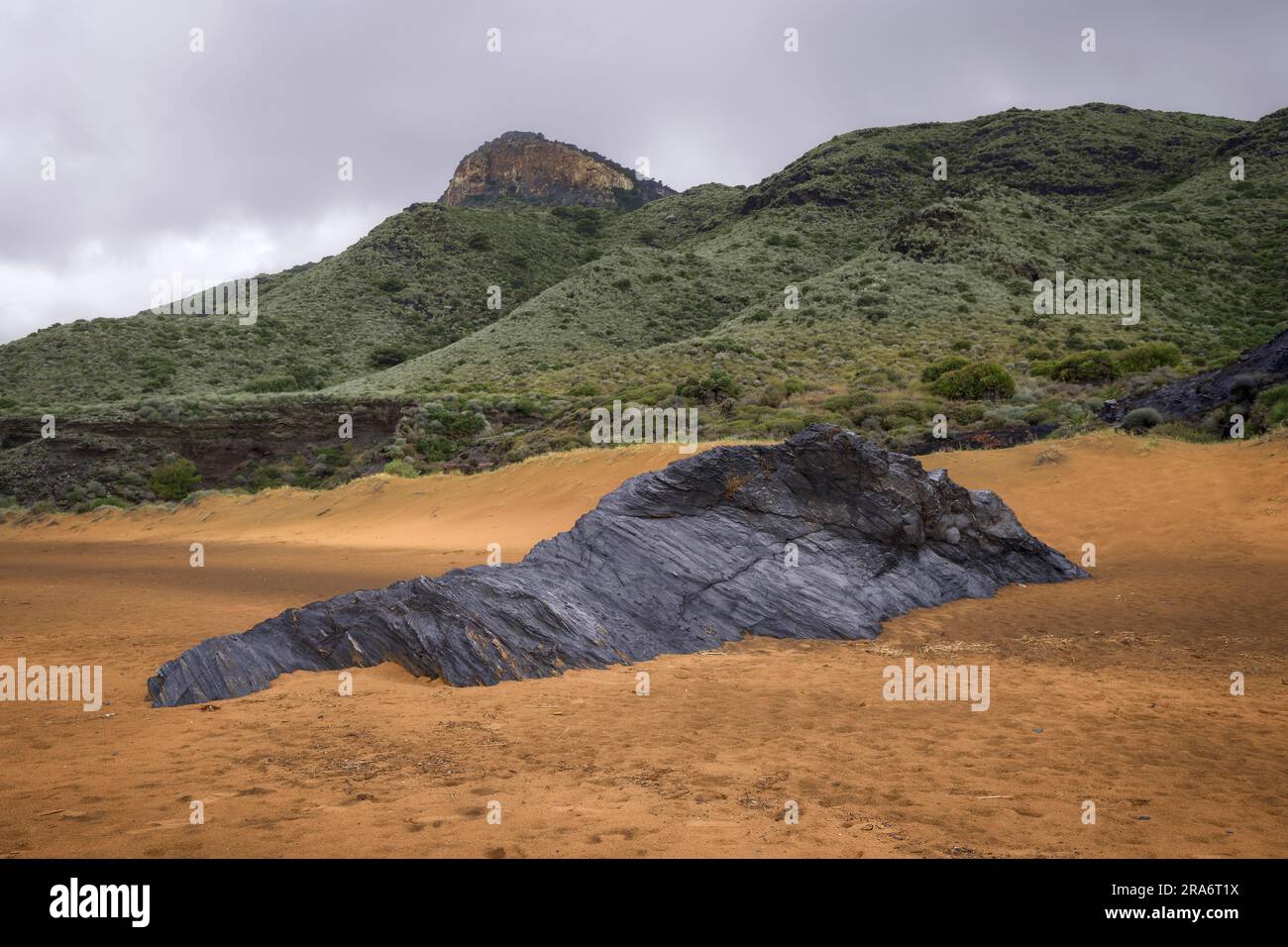 Maestoso paesaggio calblanque con verdi colline, rocce, cielo e soffici nuvole, Murcia, Spagna Foto Stock