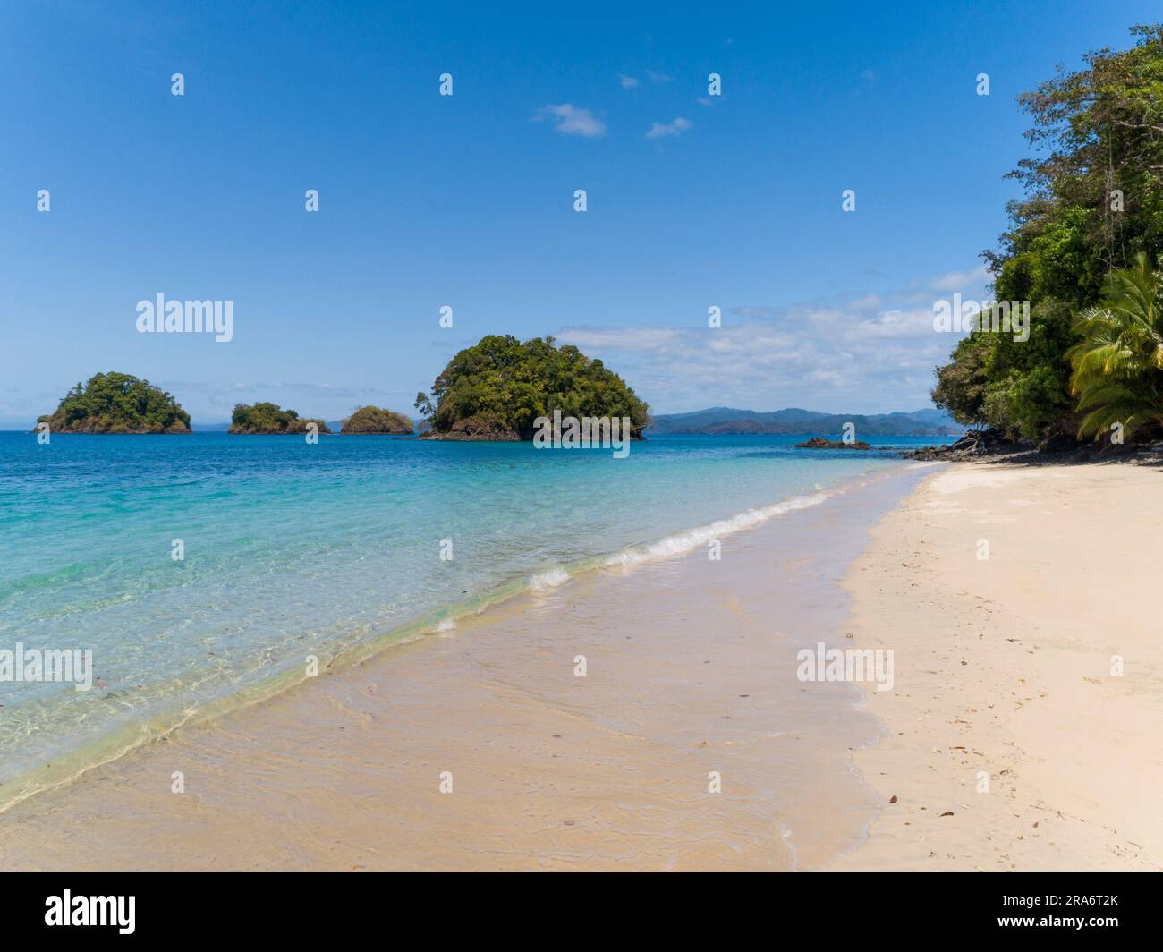 Spiaggia tropicale sull'isola di Canales de Afuera, Parco Nazionale di Coiba, Panama, America centrale Foto Stock