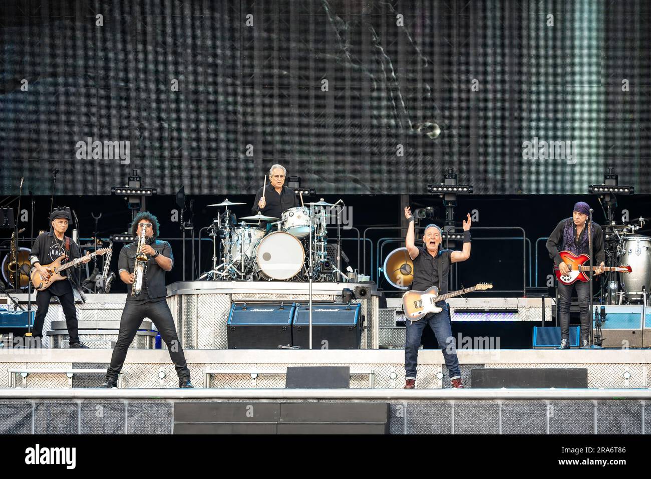 Oslo, Norvegia. 30 giugno 2023. Il cantante, cantautore e musicista americano Bruce Springsteen esegue un concerto dal vivo con la e Street Band a Voldslokka a Oslo. Qui Springsteen è visto dal vivo sul palco con il sassofonista Jake Clemons (L). (Foto: Gonzales Photo/Alamy Live News Foto Stock