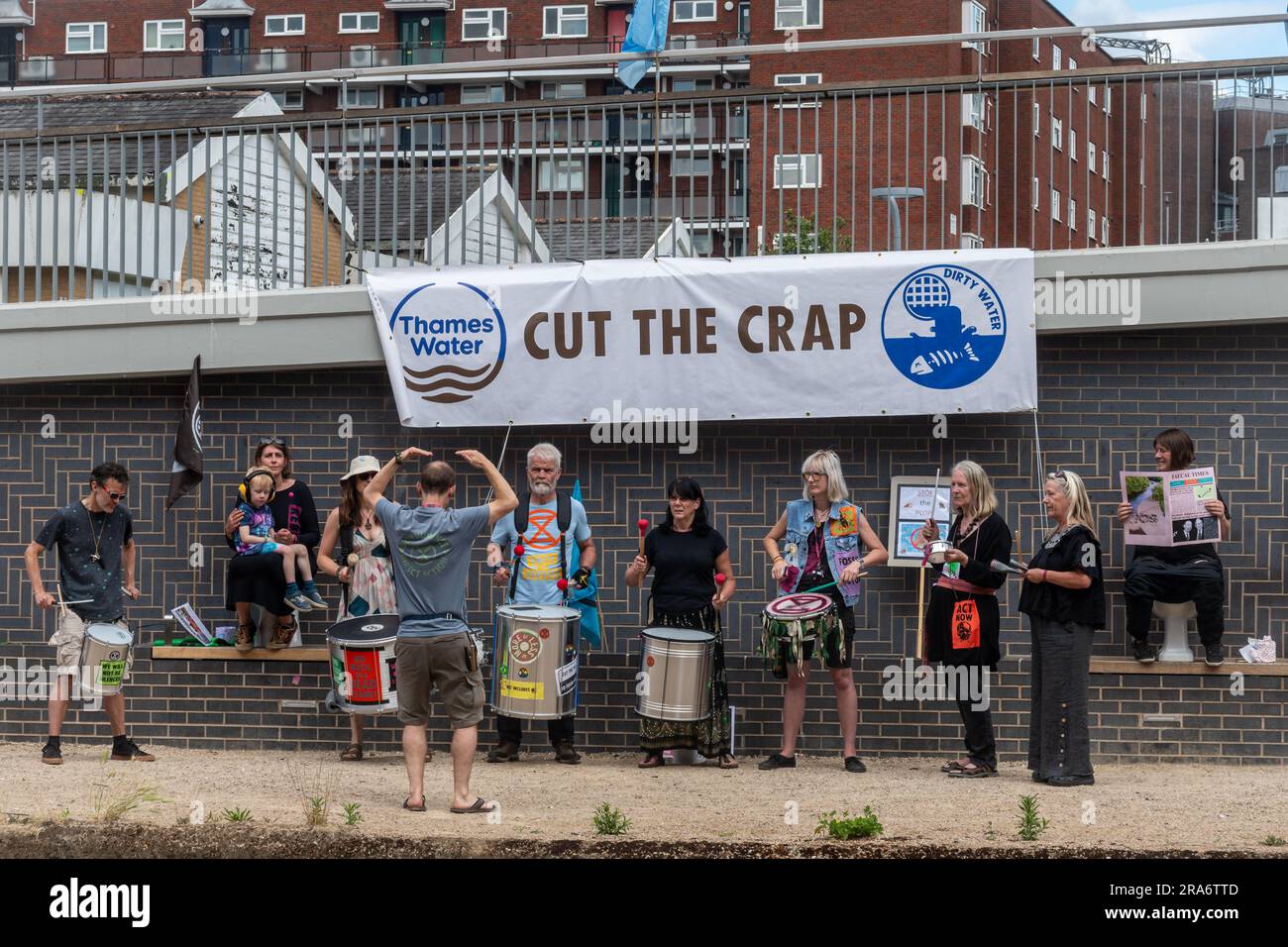 1 luglio 2023. Extinction Rebellion protesta durante l'evento Guildford Raft Race sull'acqua sporca, chiedendo che la compagnia di Thames Water, in difficoltà, tagliasse la merda. I manifestanti ambientalisti vogliono che le compagnie idriche smettano di scaricare le acque reflue non trattate nei nostri fiumi e mari. La protesta ebbe luogo accanto al fiume Wey a Guildford, Surrey, Inghilterra, Regno Unito. Foto Stock