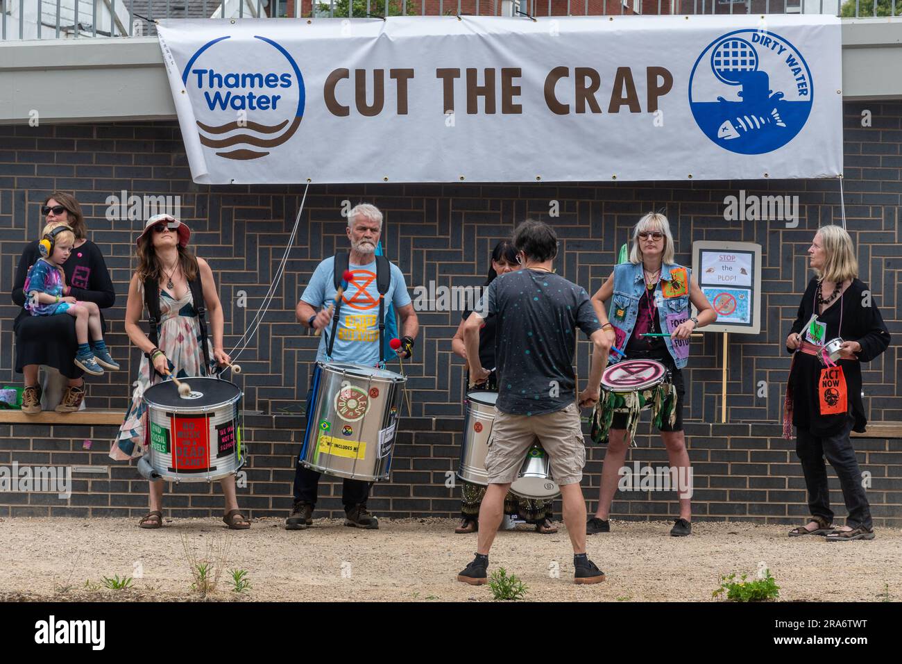 1 luglio 2023. Extinction Rebellion protesta durante l'evento Guildford Raft Race sull'acqua sporca, chiedendo che la compagnia di Thames Water, in difficoltà, tagliasse la merda. I manifestanti ambientalisti vogliono che le compagnie idriche smettano di scaricare le acque reflue non trattate nei nostri fiumi e mari. La protesta ebbe luogo accanto al fiume Wey a Guildford, Surrey, Inghilterra, Regno Unito. Foto Stock