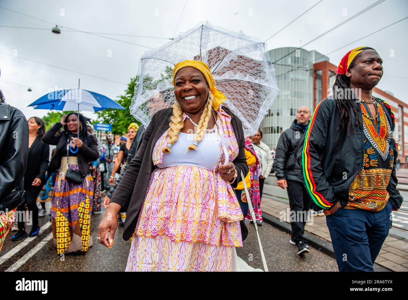 Amsterdam, Paesi Bassi. 1 luglio 2023. La donna del Suriname è vista felicemente sfilare. Keti Koti tradizionalmente si apre con una sfilata intima e colorata in abiti tradizionali chiamati Bigi Spikri. La sfilata inizia presso il consiglio comunale e termina presso il monumento della schiavitù a Oosterpark. (Foto di Ana Fernandez/SOPA Images/Sipa USA) credito: SIPA USA/Alamy Live News Foto Stock